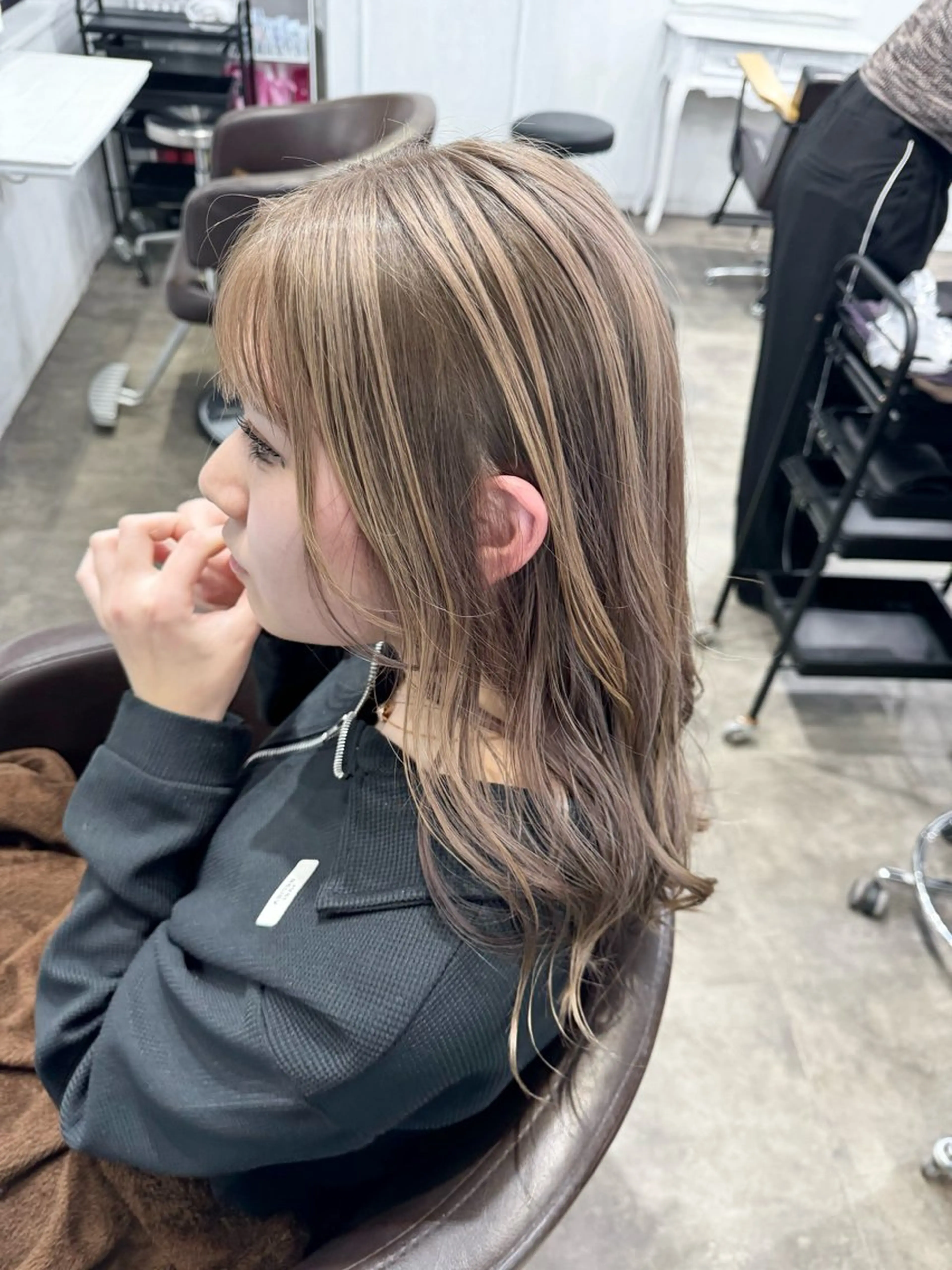 ロング カラー バレイヤージュ ミストバング ベージュカラー ブリーチ 抜きっぱなしブロンド SALOWIN札幌大通り所属・札幌ブリーチカラー/ ダブルカラー/ドイのヘアスタイル