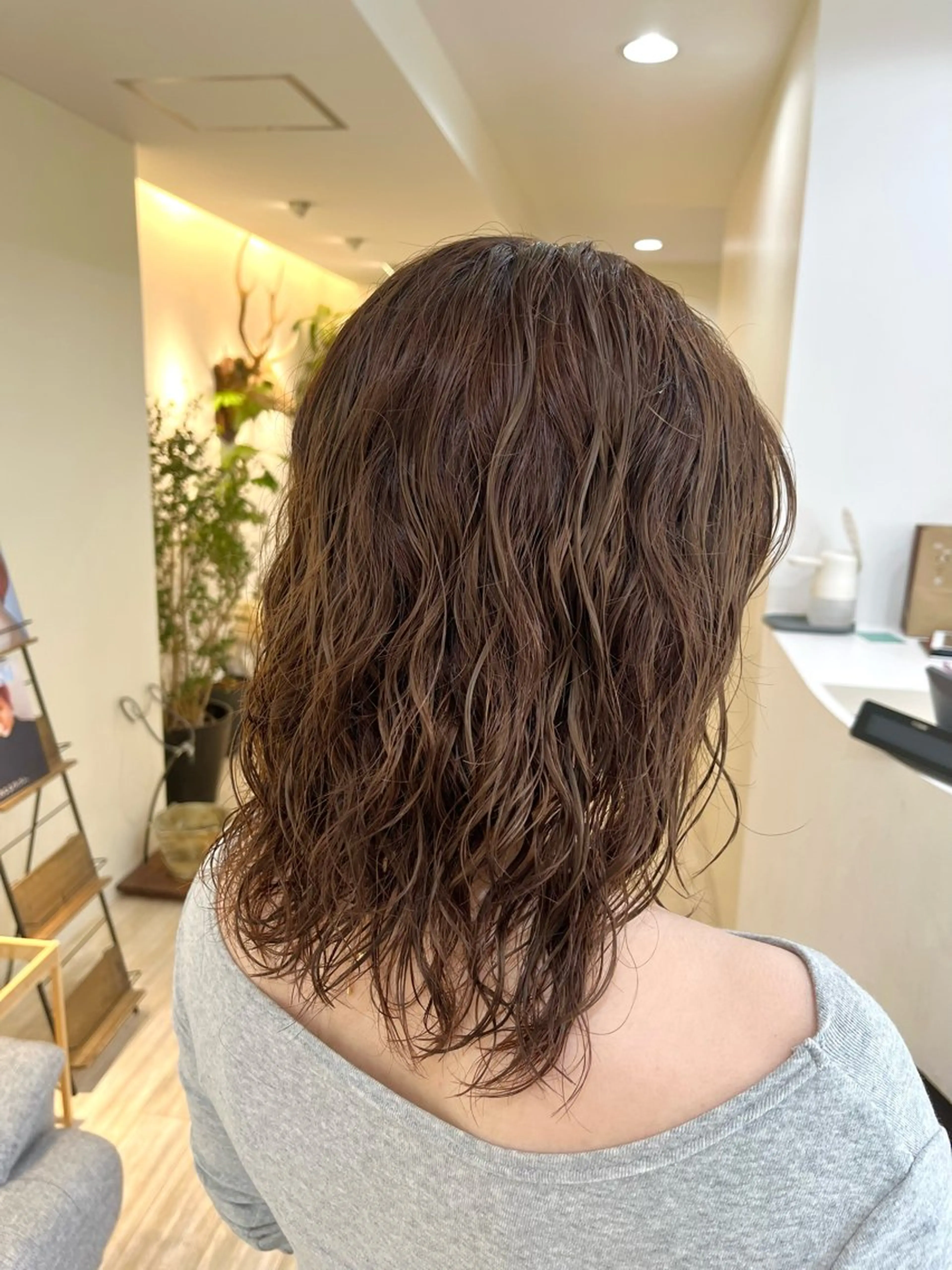 ミディアム カラー パーマ ミディアムパーマ ブリーチ カット ヘアカラー パーマ つぼみ/パーマ ／レイヤー／ボブのヘアスタイル