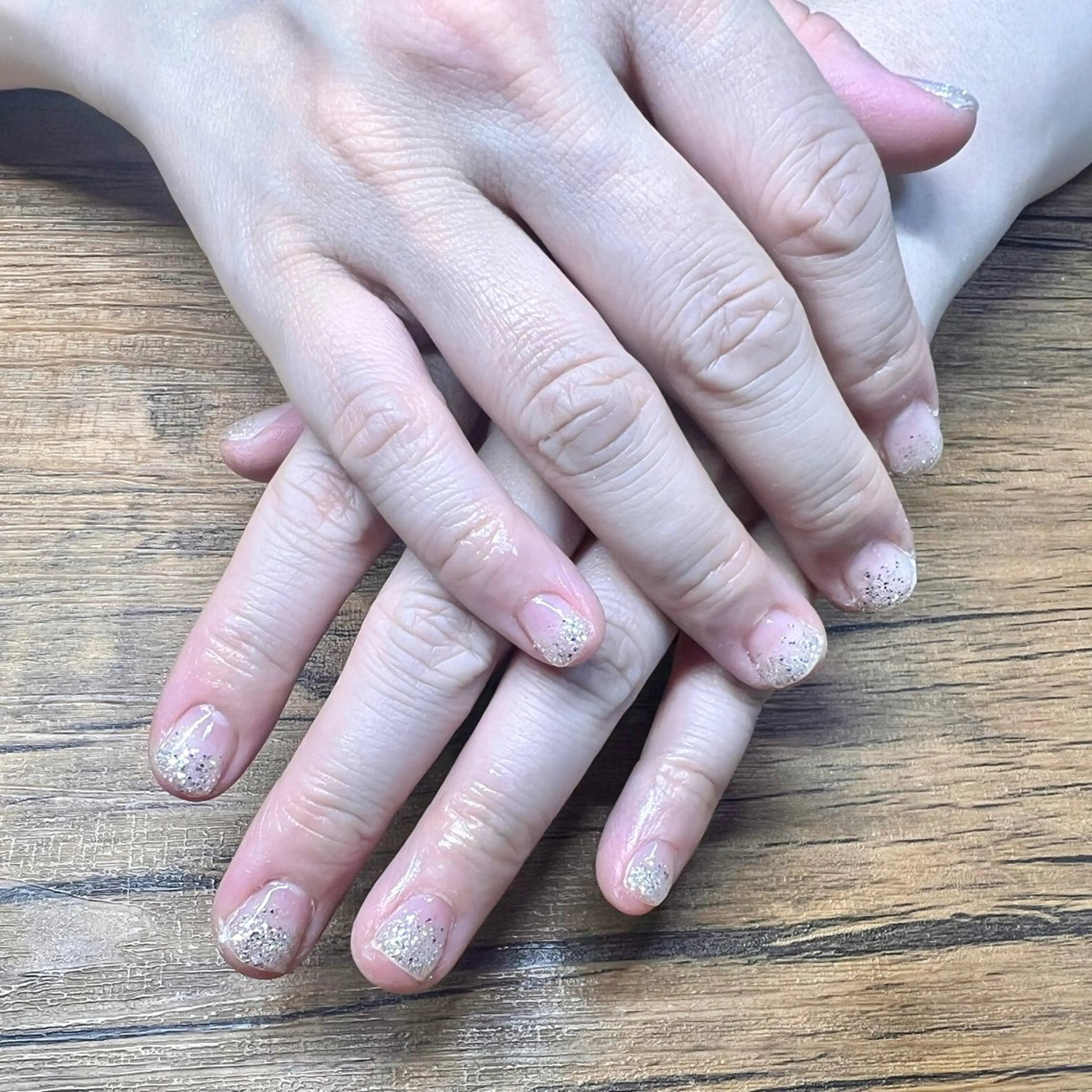 ネイル グラデーション ラメ(グリッター) ラメグラデーション ショートネイル ネイルサロンエーナイン琴似店所属・鈴木 彩友のネイルデザイン