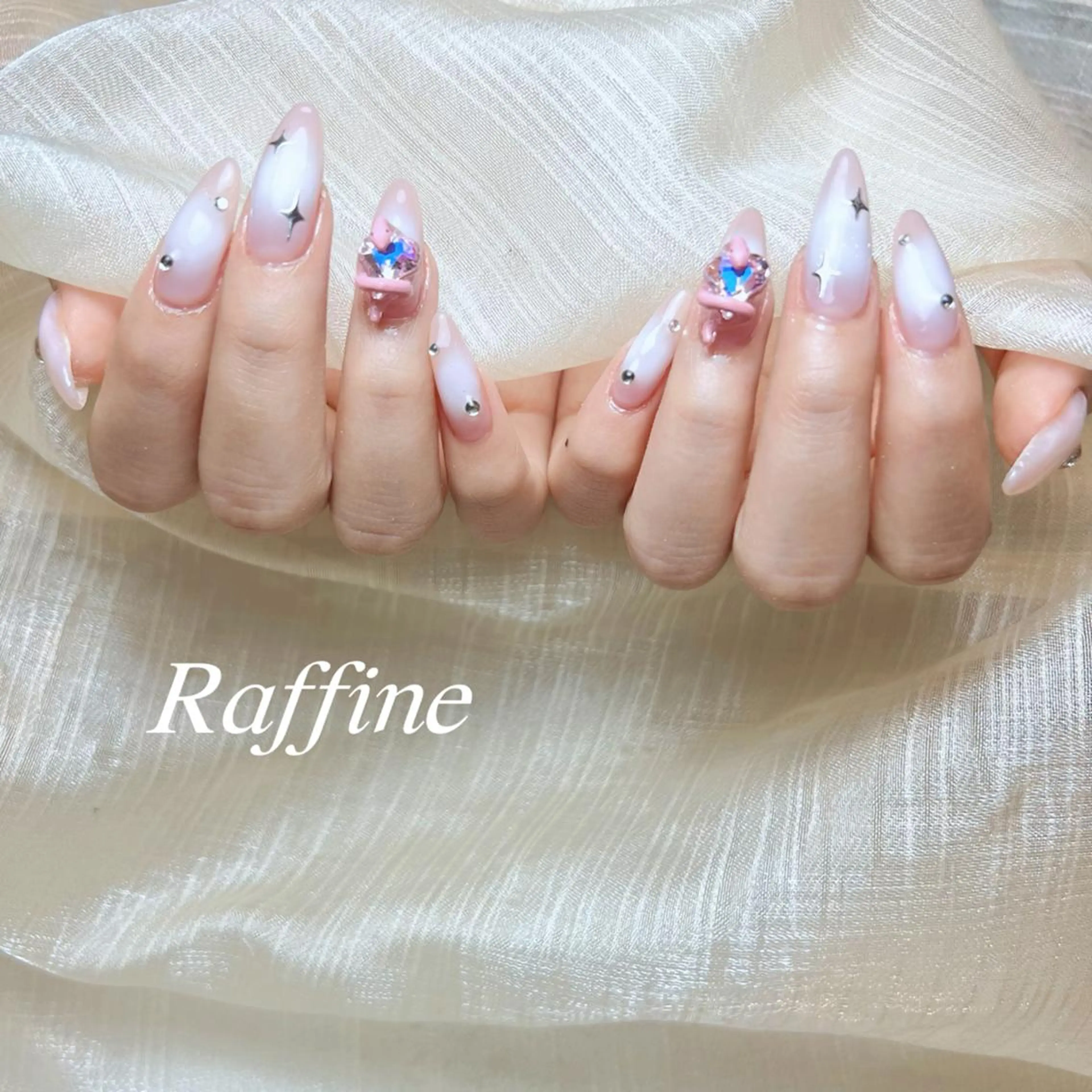 ネイル ハンドネイル RAFFINE 月🦋🩵のネイルデザイン