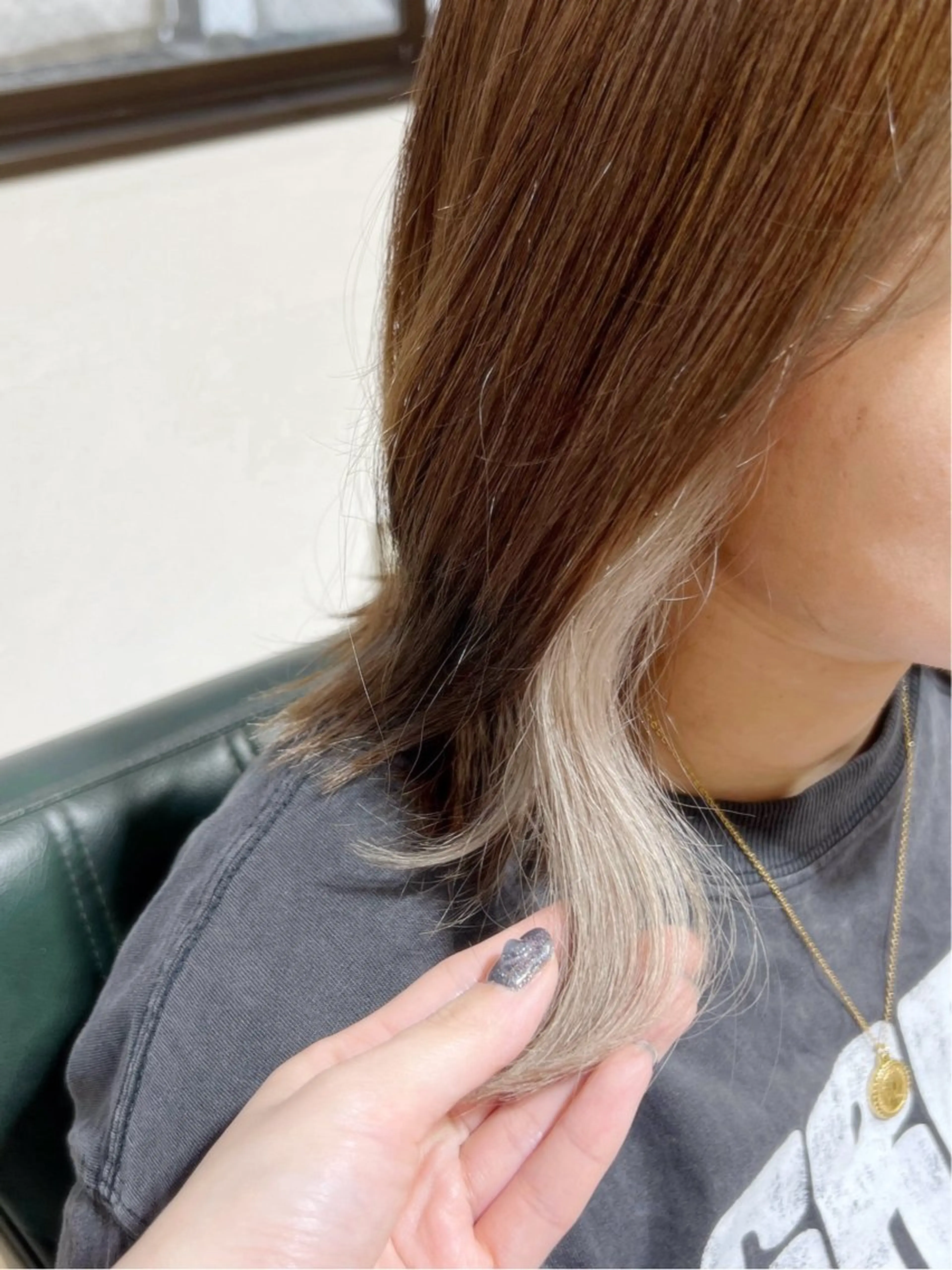 セミロング カラー ベージュカラー デザインカラー イヤリングカラー ホワイトベージュ ボブ カット ヘアカラー トリートメント KANA/ボブ/ インナーカラー/艶髪のヘアスタイル