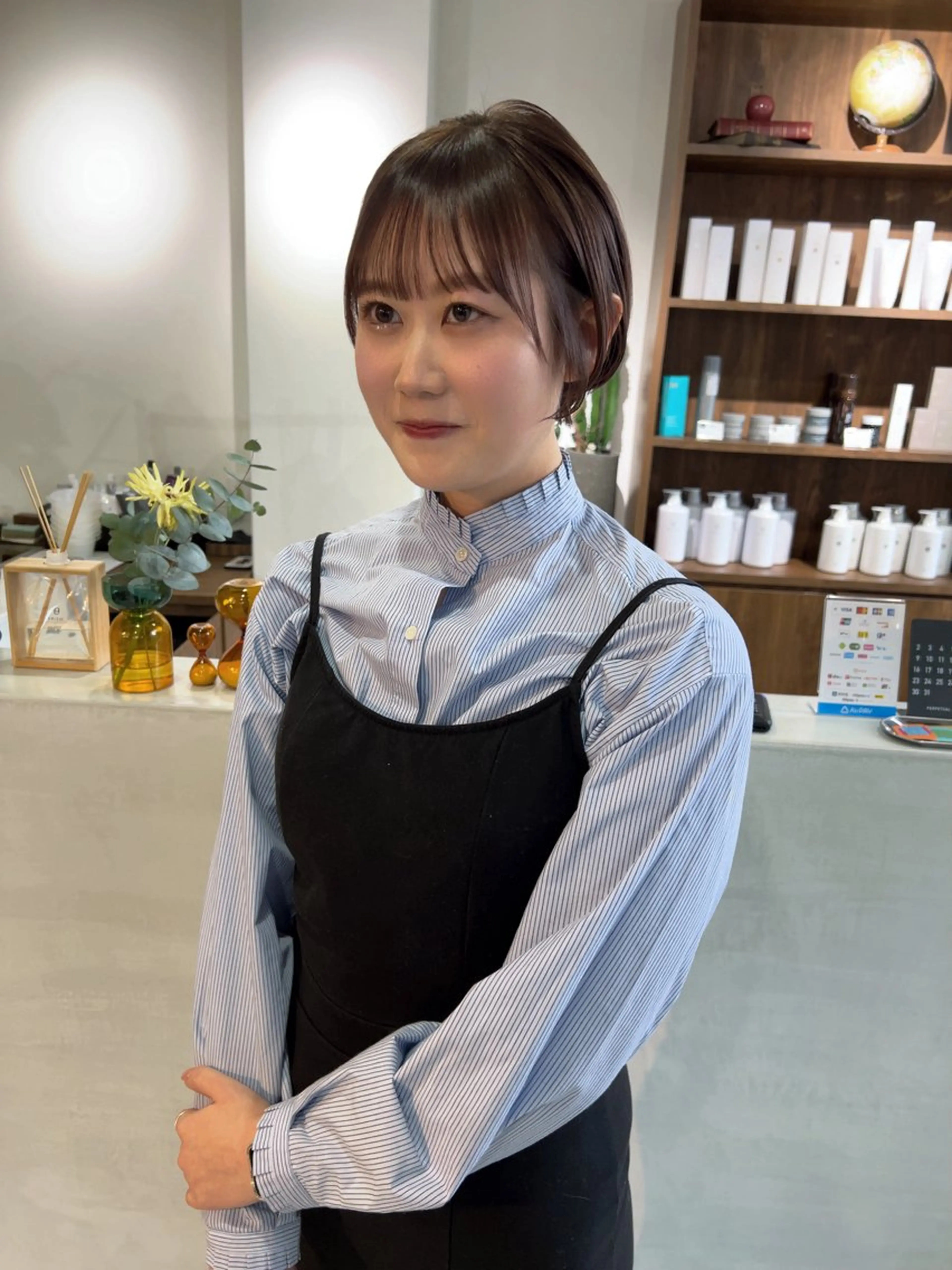 ショート カラー 丸みショート おくれ毛 ショートヘア 小顔カット カット トリートメント (h)wim ウィムのヘアスタイル