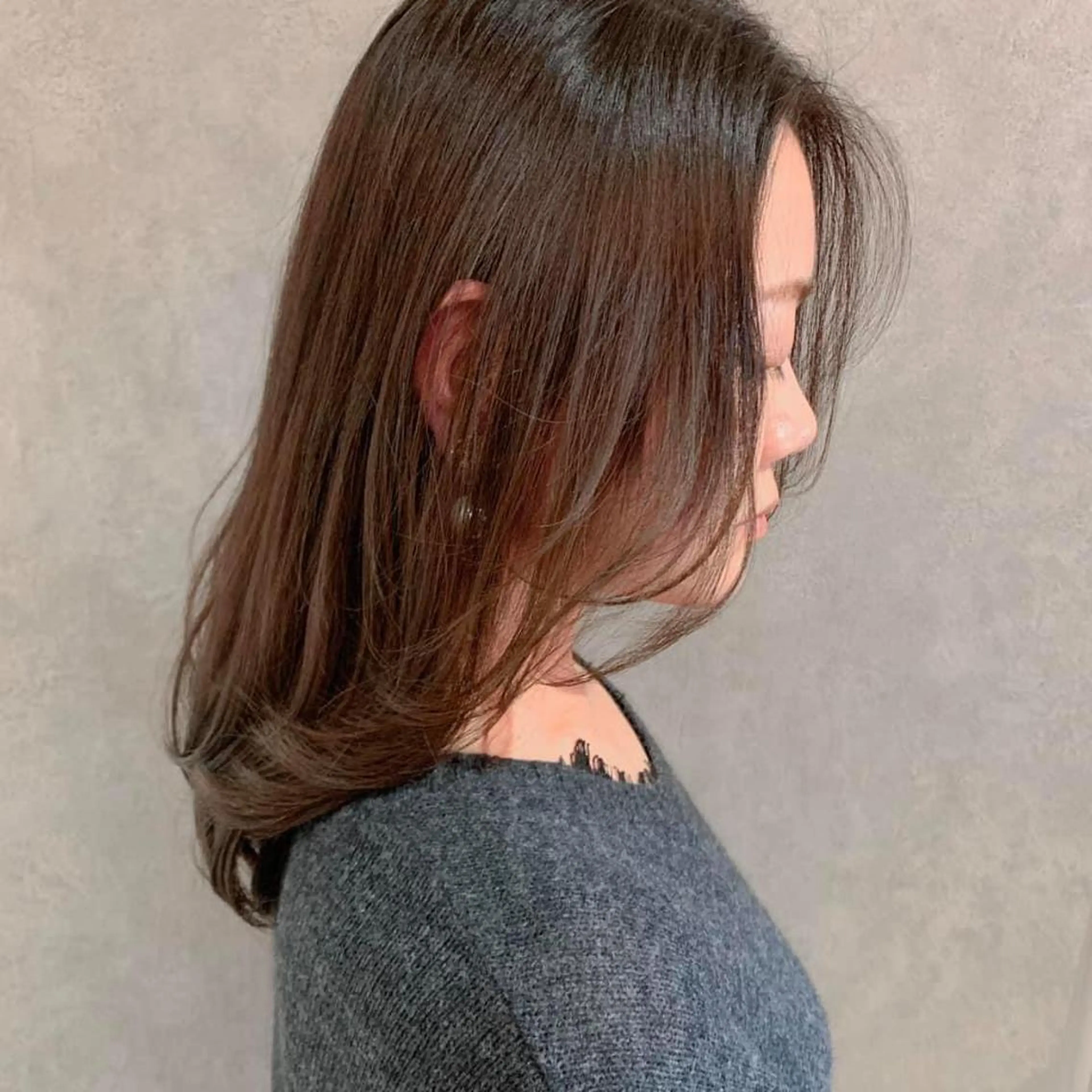 セミロング ブリーチなしカラー/ 顔周りレイヤーカットのヘアスタイル