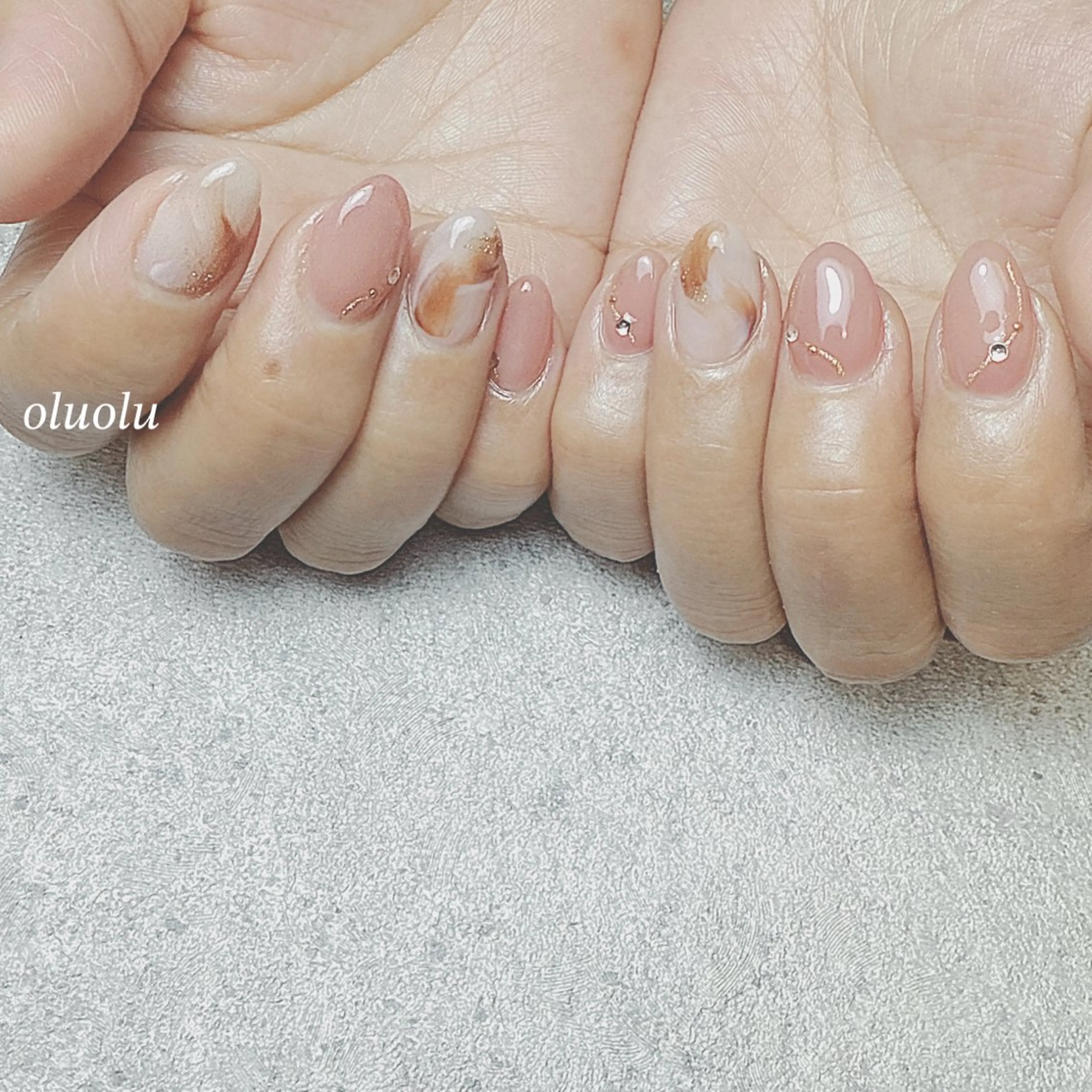 ネイル アートネイル ブラウン フットネイル ニュアンスネイル ピンク ハンドネイル 大村 紬華のネイルデザイン