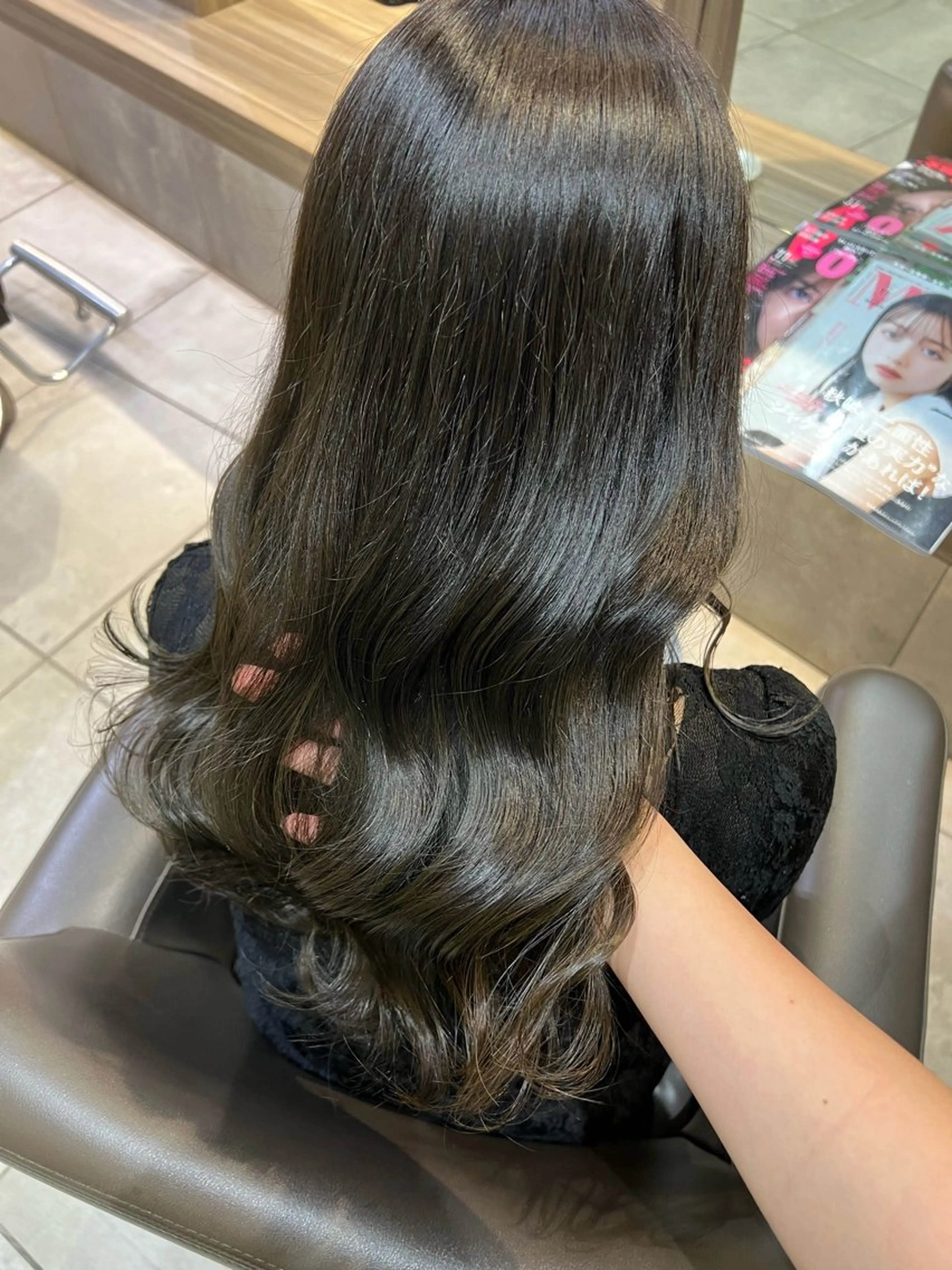 セミロング カラー 透明感カラー グレージュ オリーブグレージュ オリーブグレー カット ヘアカラー トリートメント 西村 美羽のヘアスタイル