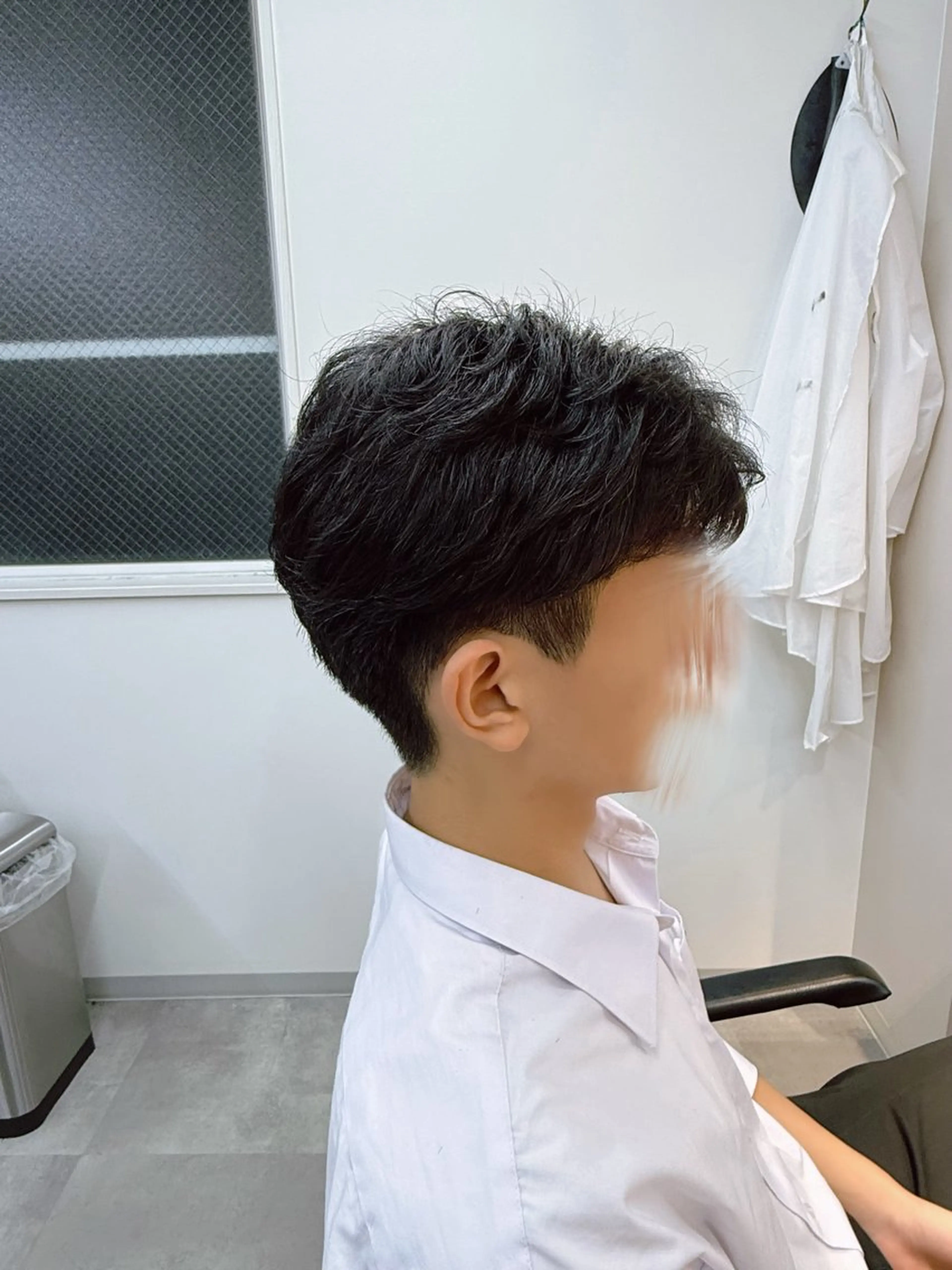 メンズ センターパート ダウンパーマ フェザーパーマ メンズ韓国風 メンズパーマ カット 韓国スタイル特化 ニュアンスパーマ下田のヘアスタイル