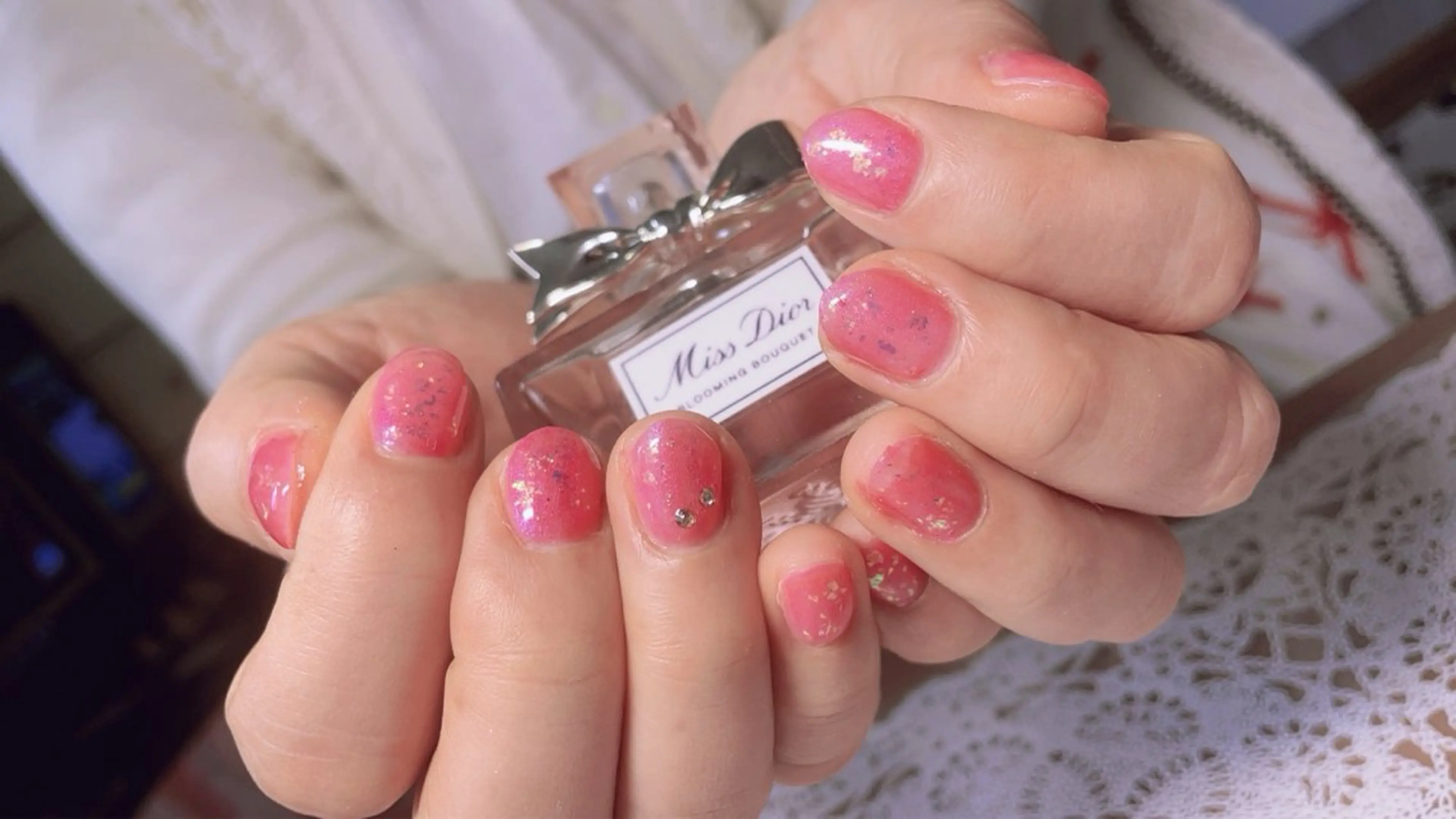 ネイル オーロラネイル キラキラネイル ピンク シンプルネイル ピサノ 繭子のネイルデザイン