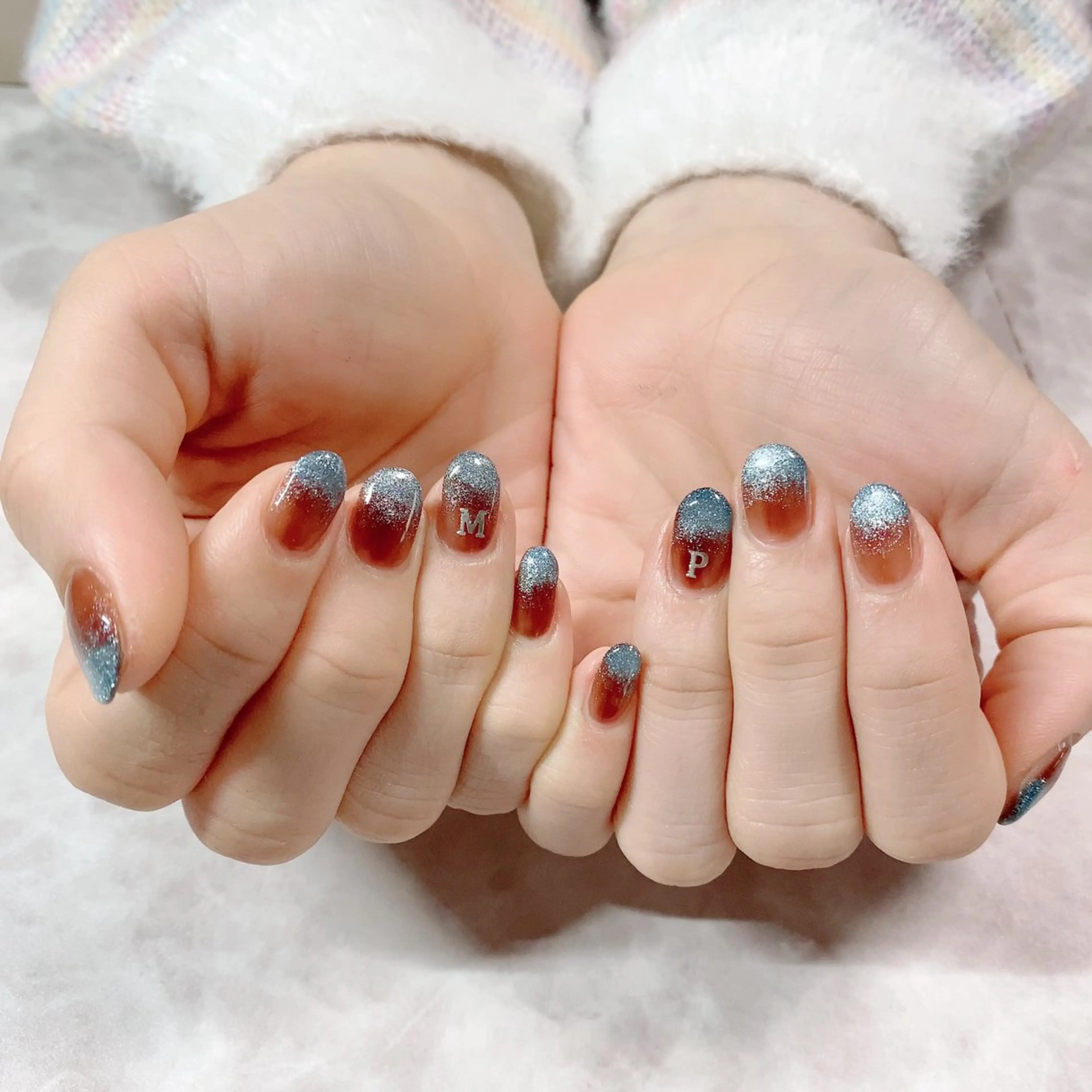 ネイル ブルー ブラウン グラデーション ラメ(グリッター) ラメグラデーション マジョリカ ブルーのネイルデザイン