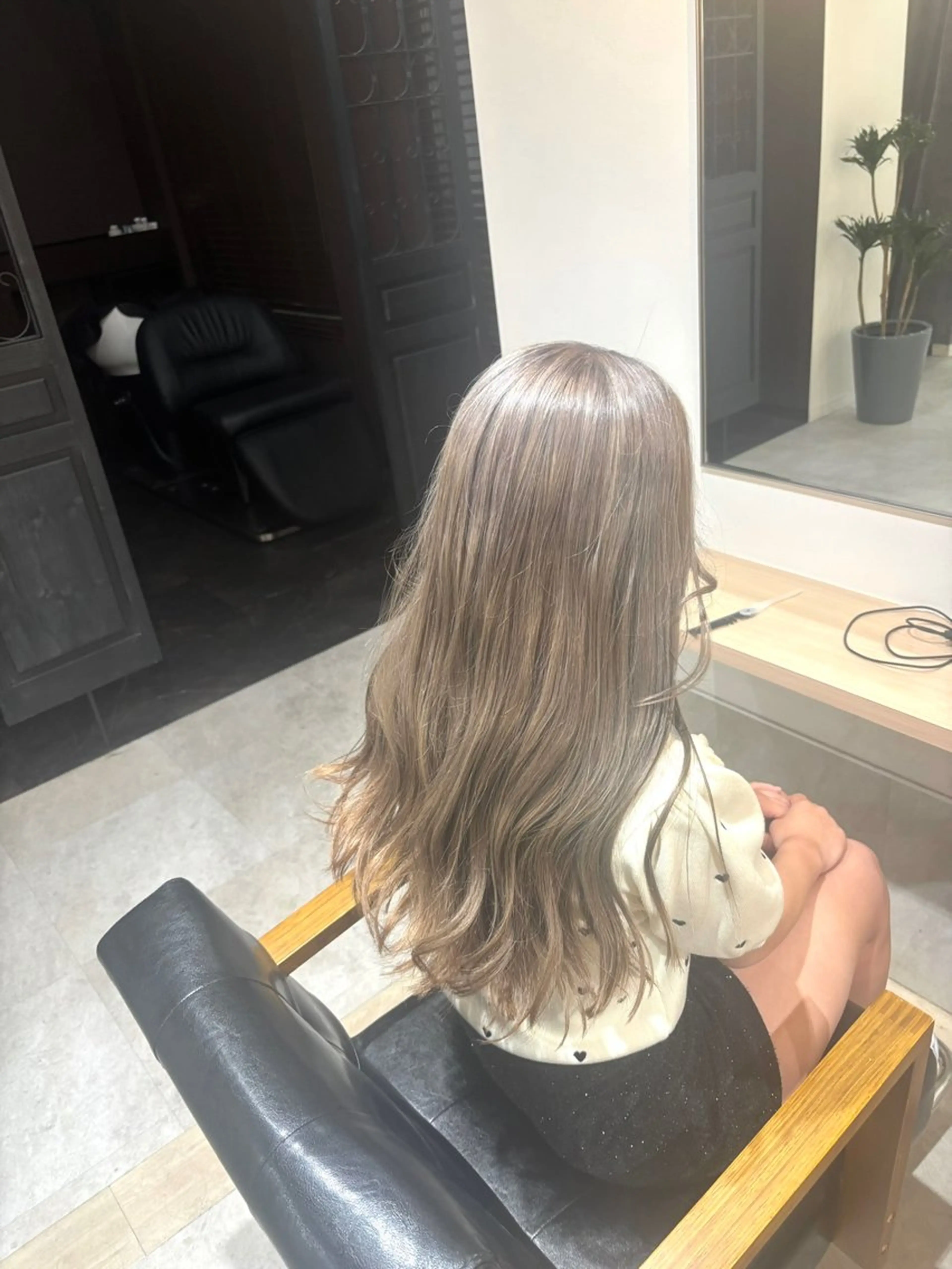 ロング カット ヘアカラー トリートメント フルリール所属・フルリール/中庄/ ハイトーン/縮毛矯正のヘアスタイル