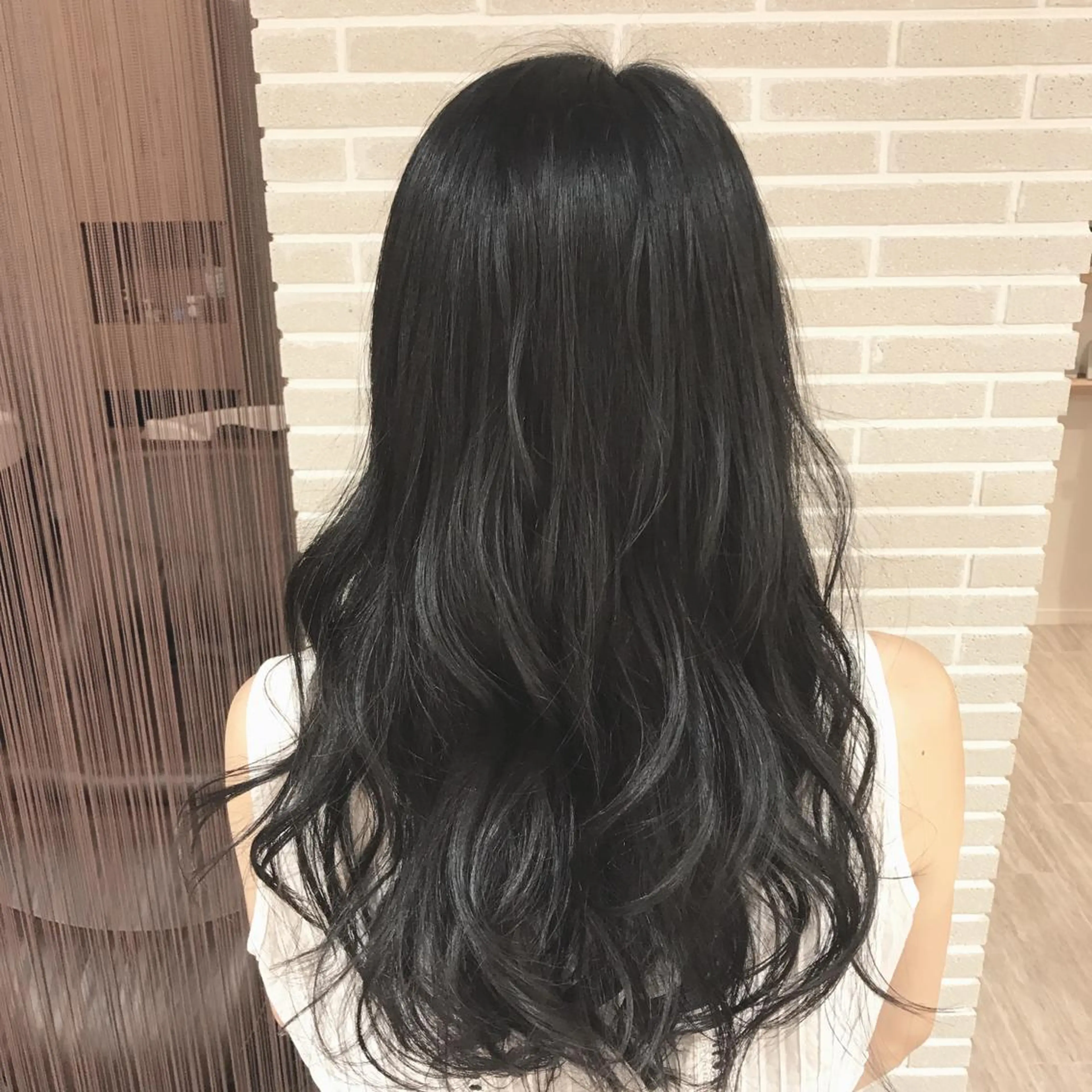 セミロング カラー アッシュ グレージュ ハイライトカラー イルミナカラー ハイライト AMI Hair  supply所属・髪質改善カラー 韓国風レイヤーのヘアスタイル