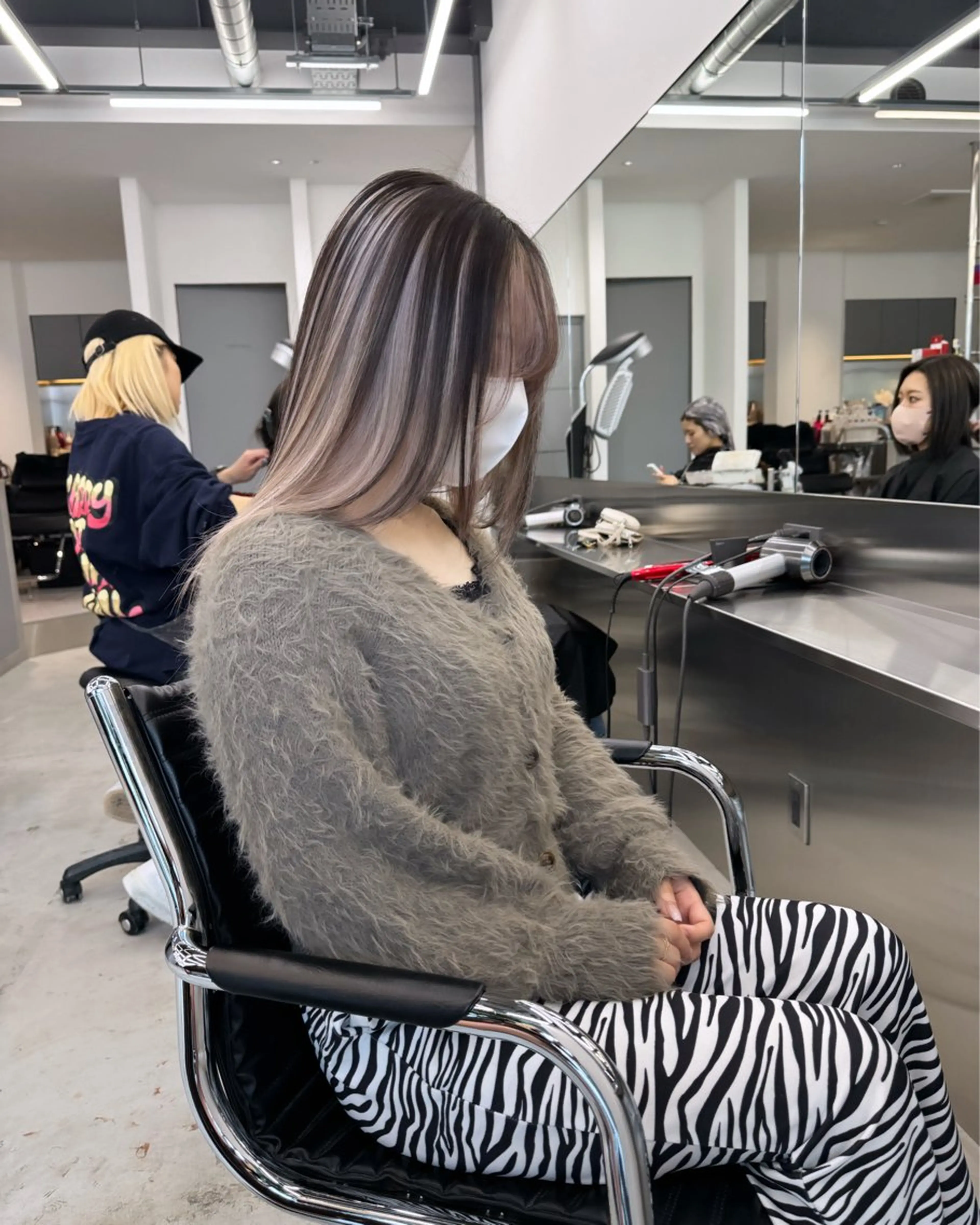 土日祝日限定⭐️カット+ケアブリーチカラー+トリートメントサービス 通常29700→22770の写真