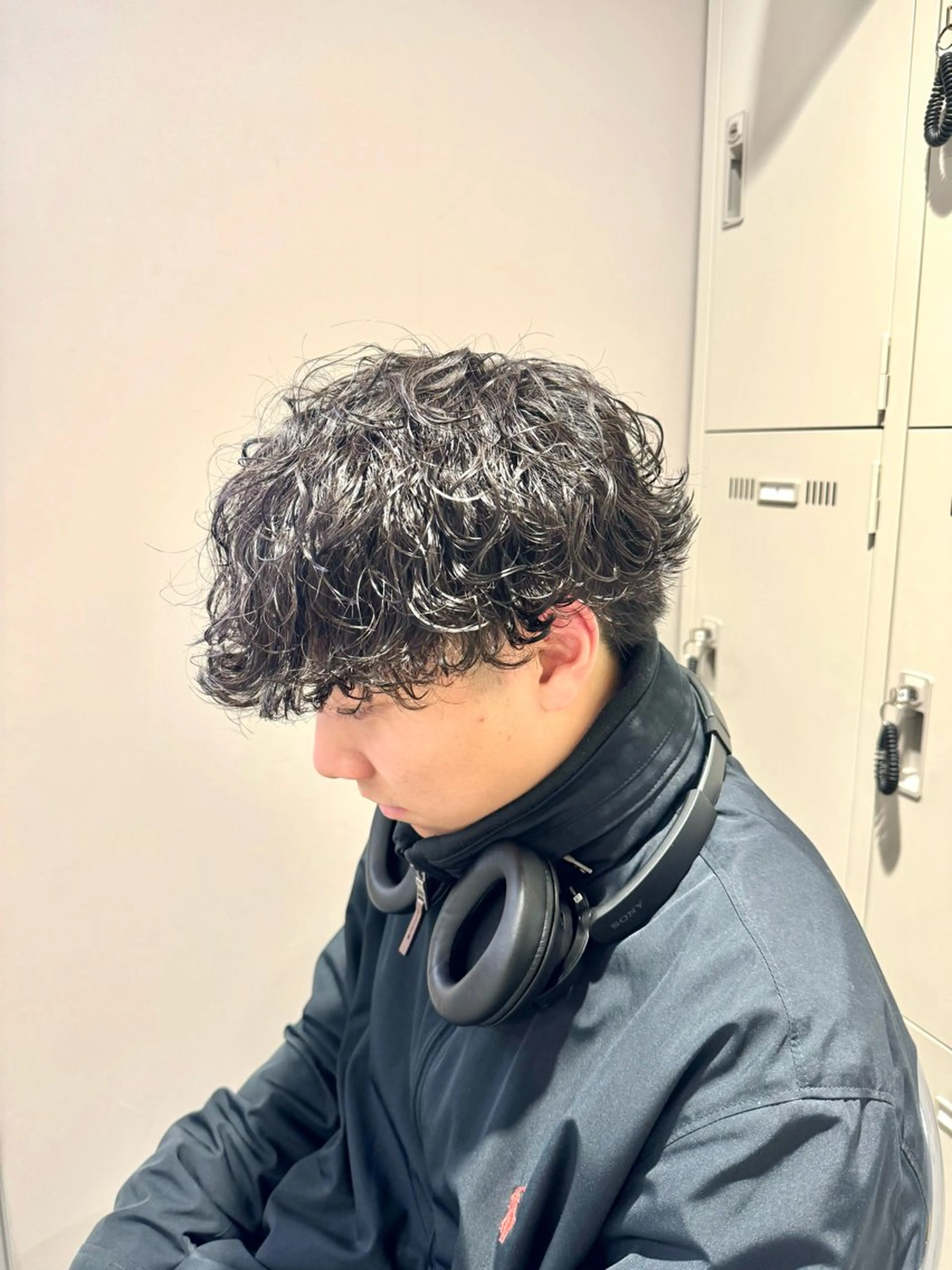 ミディアム パーマ ヘアアレンジ メンズ ミディアムパーマ メンズパーマ 波巻きパーマ 顔まわりカット の達人のヘアスタイル