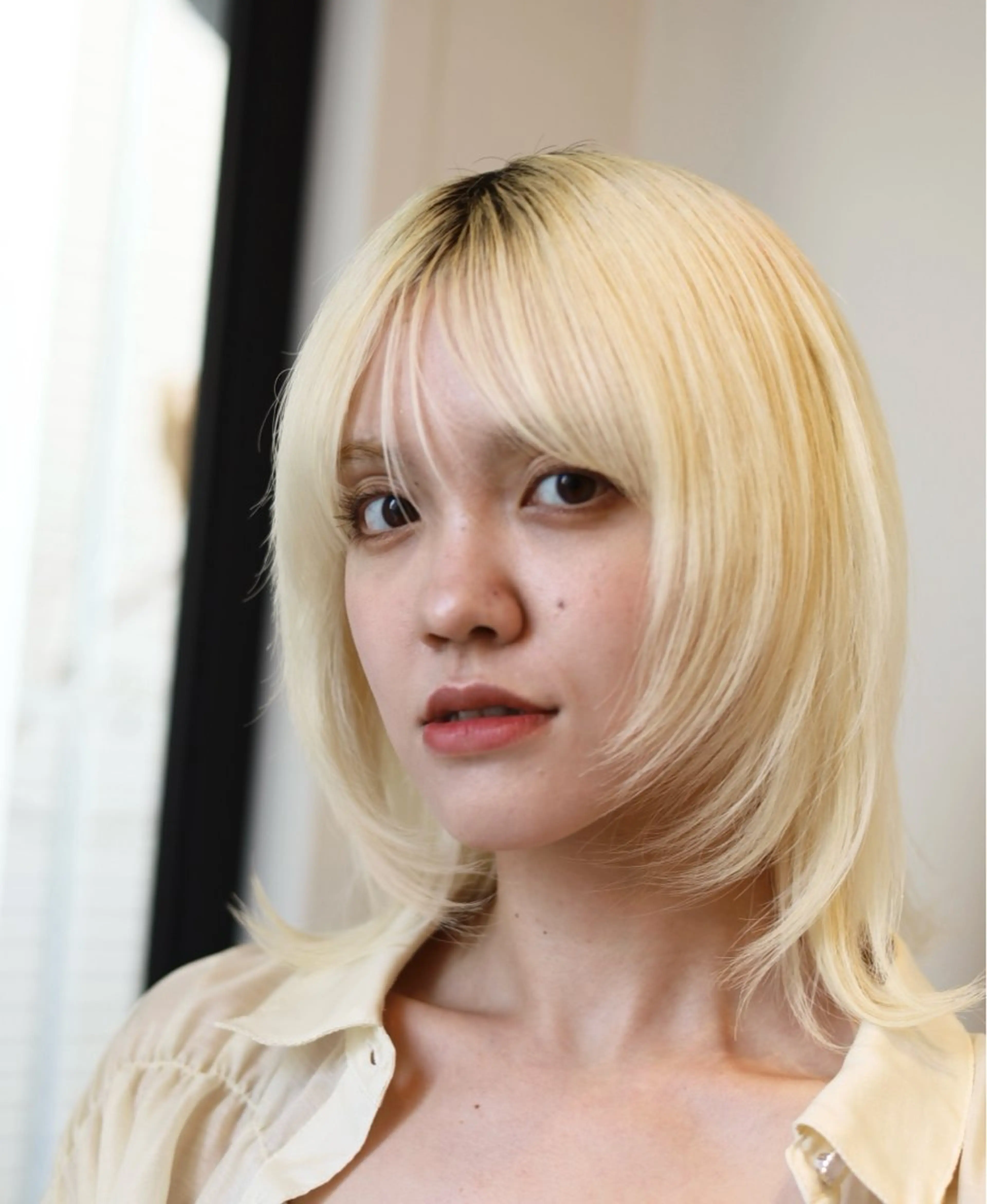 ミディアム カラー ミディアムレイヤー ブリーチ ハイトーンカラー 顔まわりレイヤー レイヤーカット 森山 陽菜のヘアスタイル