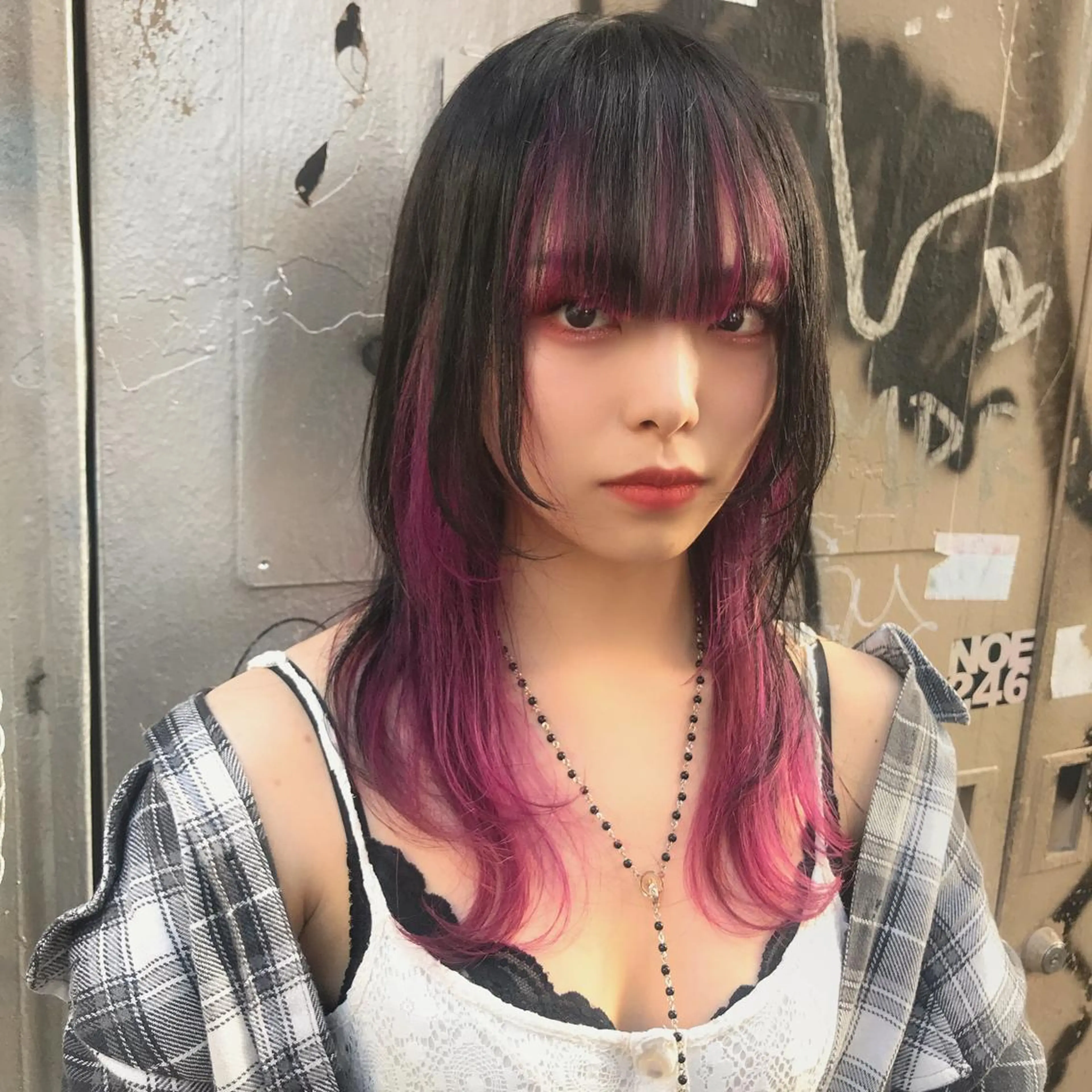 カラー ミディアム ヘアカラー ウルフカットデザイン カラー特化アールイーのヘアスタイル