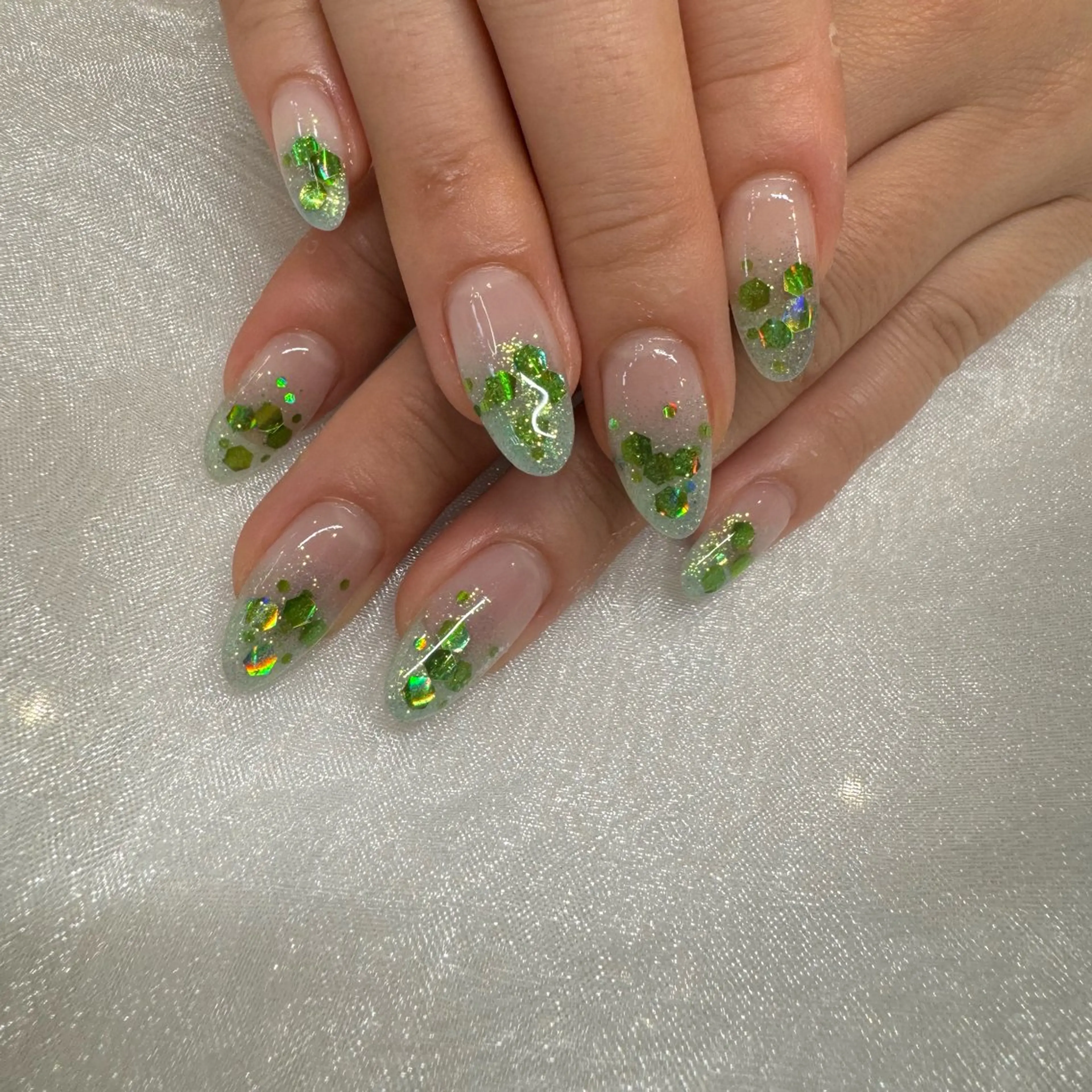 ネイル グリーン ラメ(グリッター) ラメグラデーション ハンドネイル ハンドケア Beauty Salon Lucas所属・Lucas AIKAのネイルデザイン