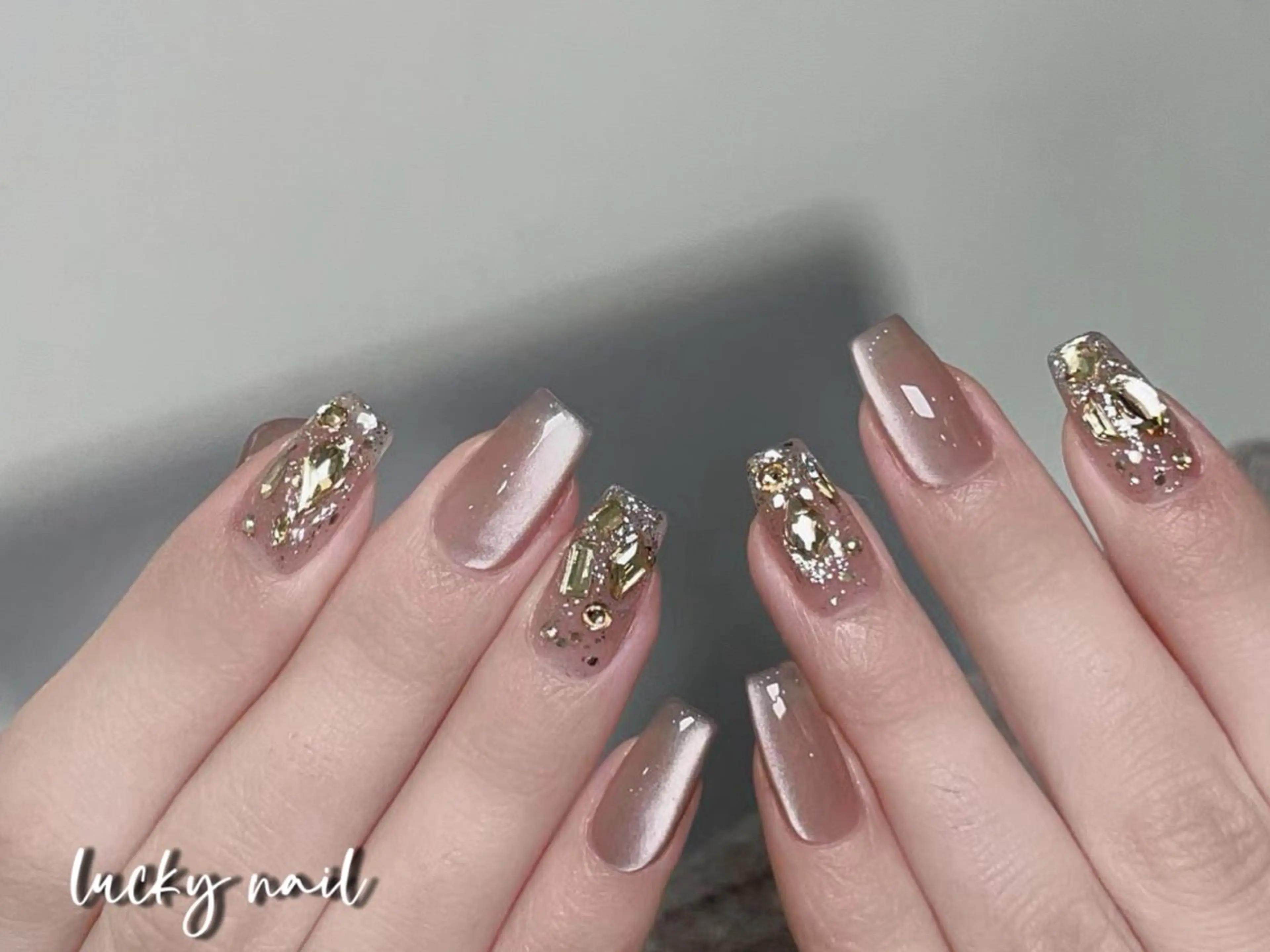 ネイル ブルー チークネイル 長さ出し ジェルネイル ゴールド ハンドネイル ハンドケア ラッキーネイルサロン 西川口東口店のネイルデザイン