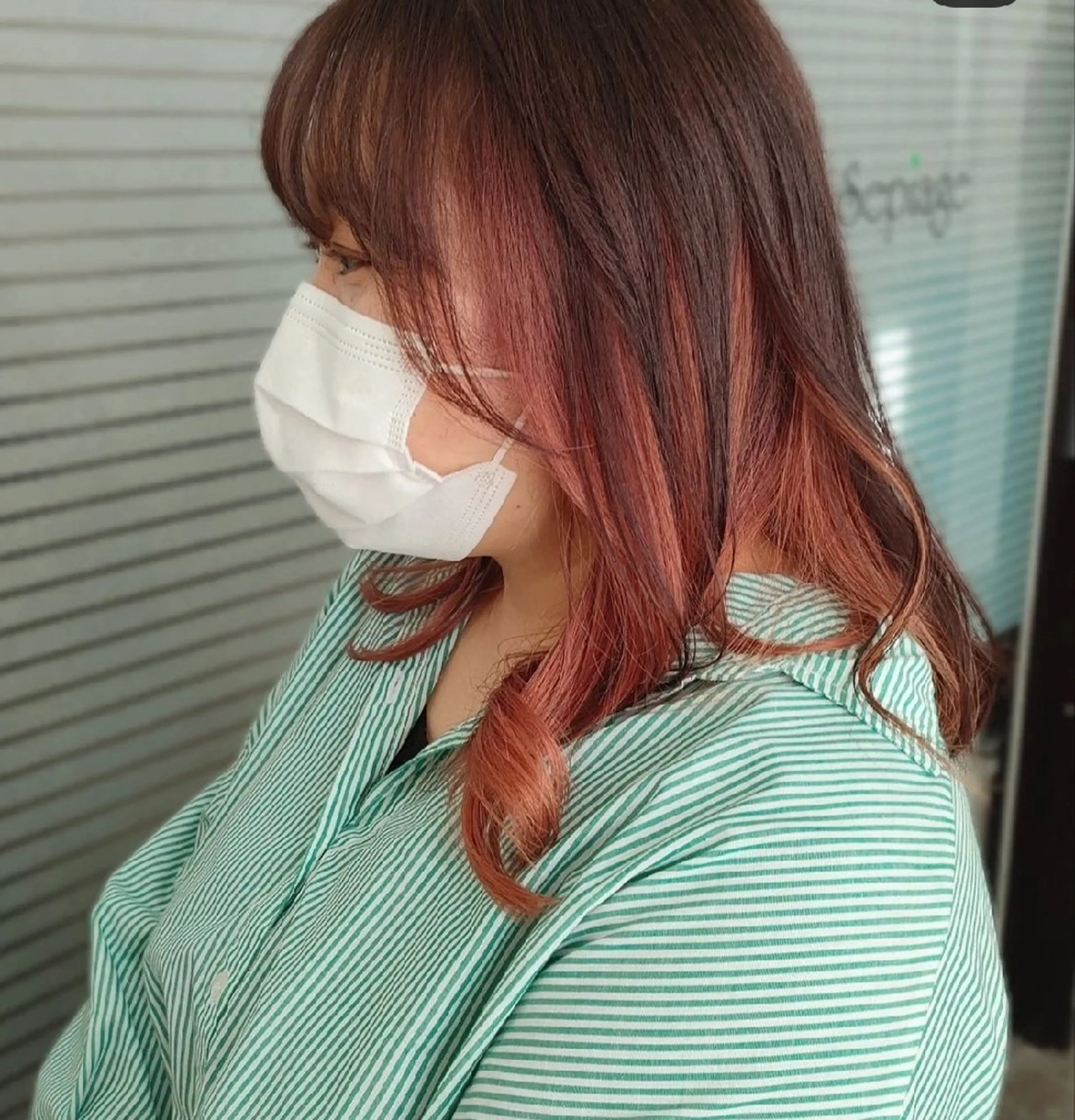 カット＋インナーカラー（耳周り〜襟足）の写真