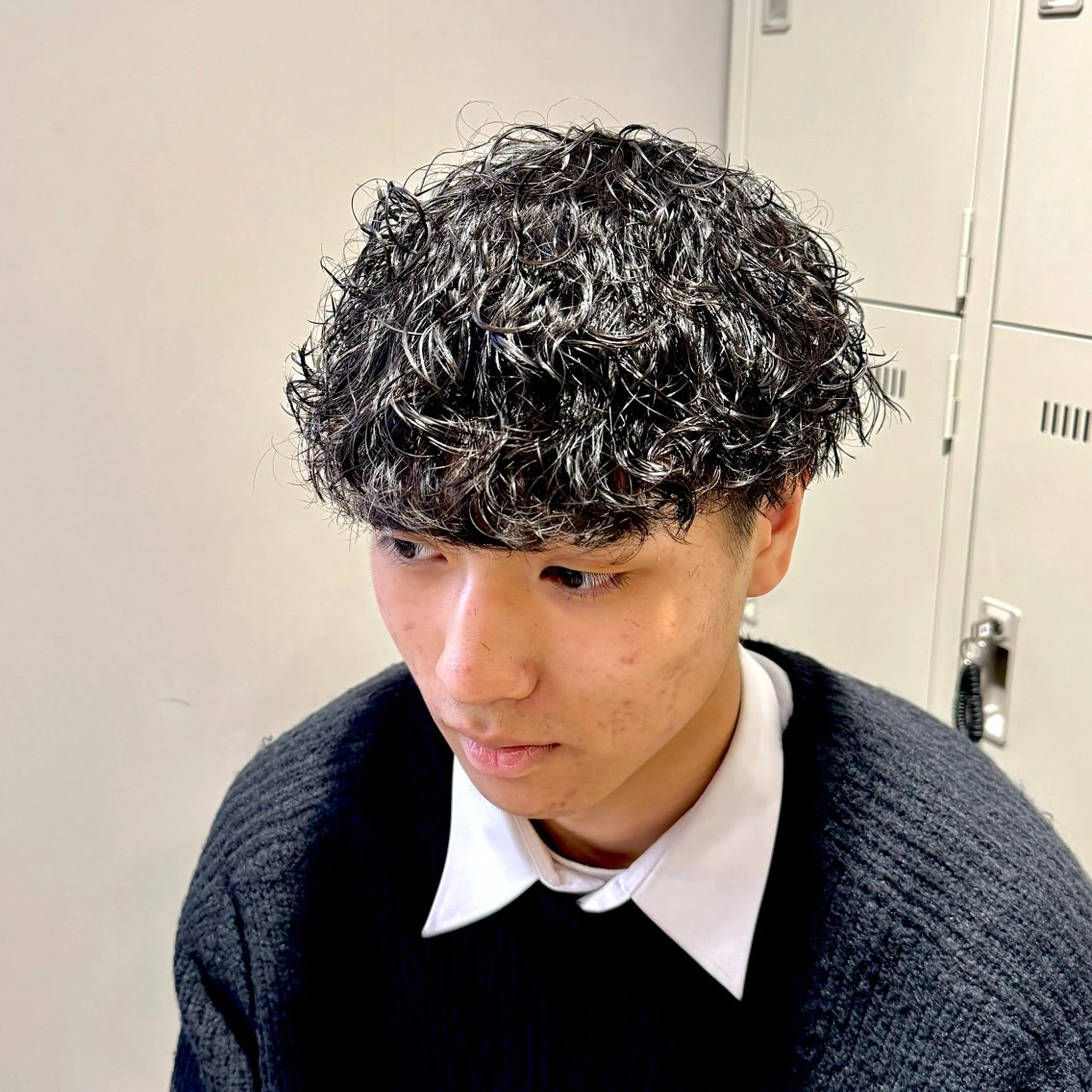 ミディアム パーマ ヘアアレンジ メンズ ミディアムパーマ メンズパーマ 波巻きパーマ カット パーマ トリートメント ヘッドスパ ヘアセット 顔まわりカット の達人のヘアスタイル