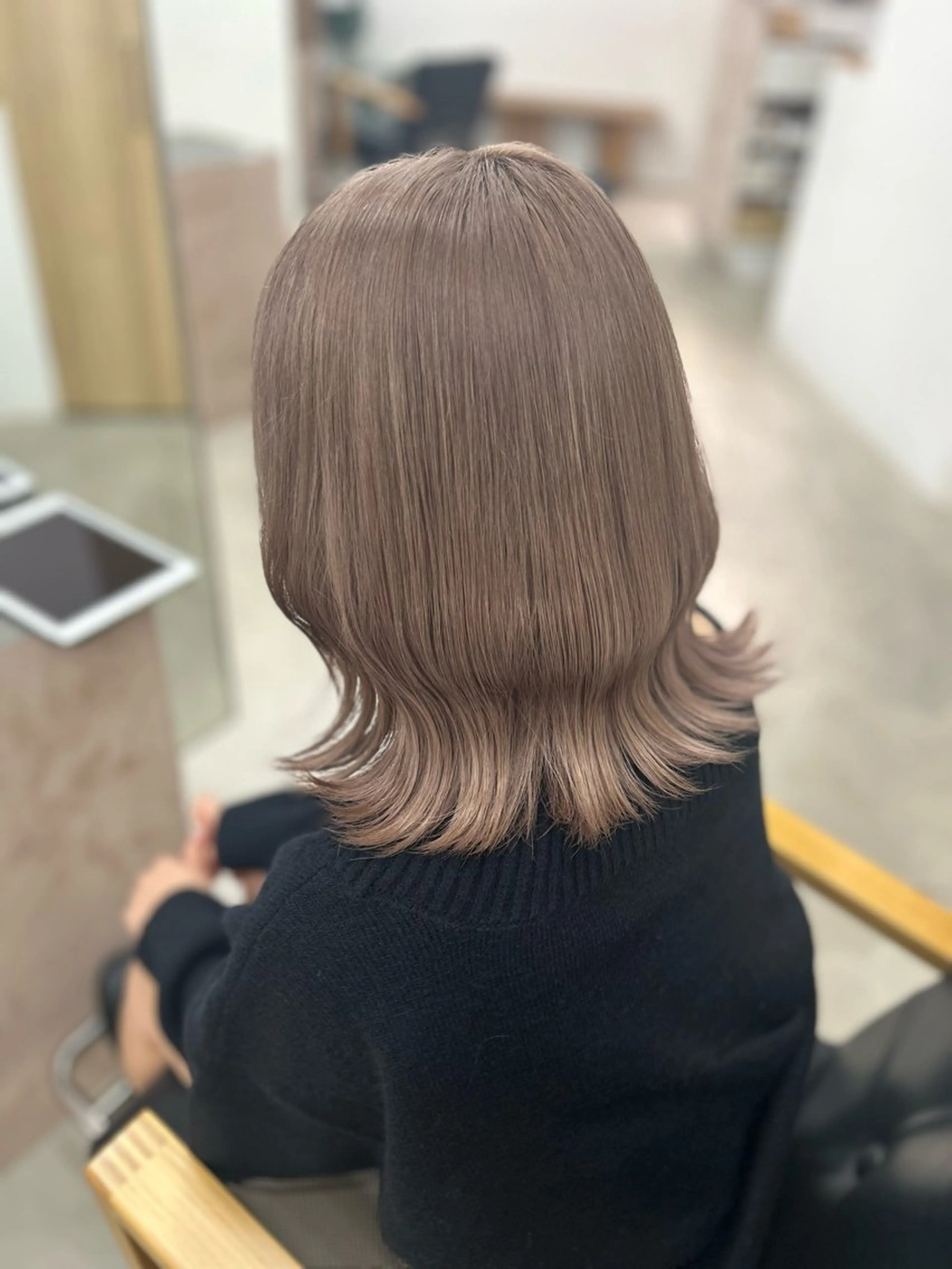 セミロング カラー ベージュカラー ブリーチ グレージュ ミルクティーベージュ ヘアカラー noa  🦋 ブリーチ/暖色のヘアスタイル