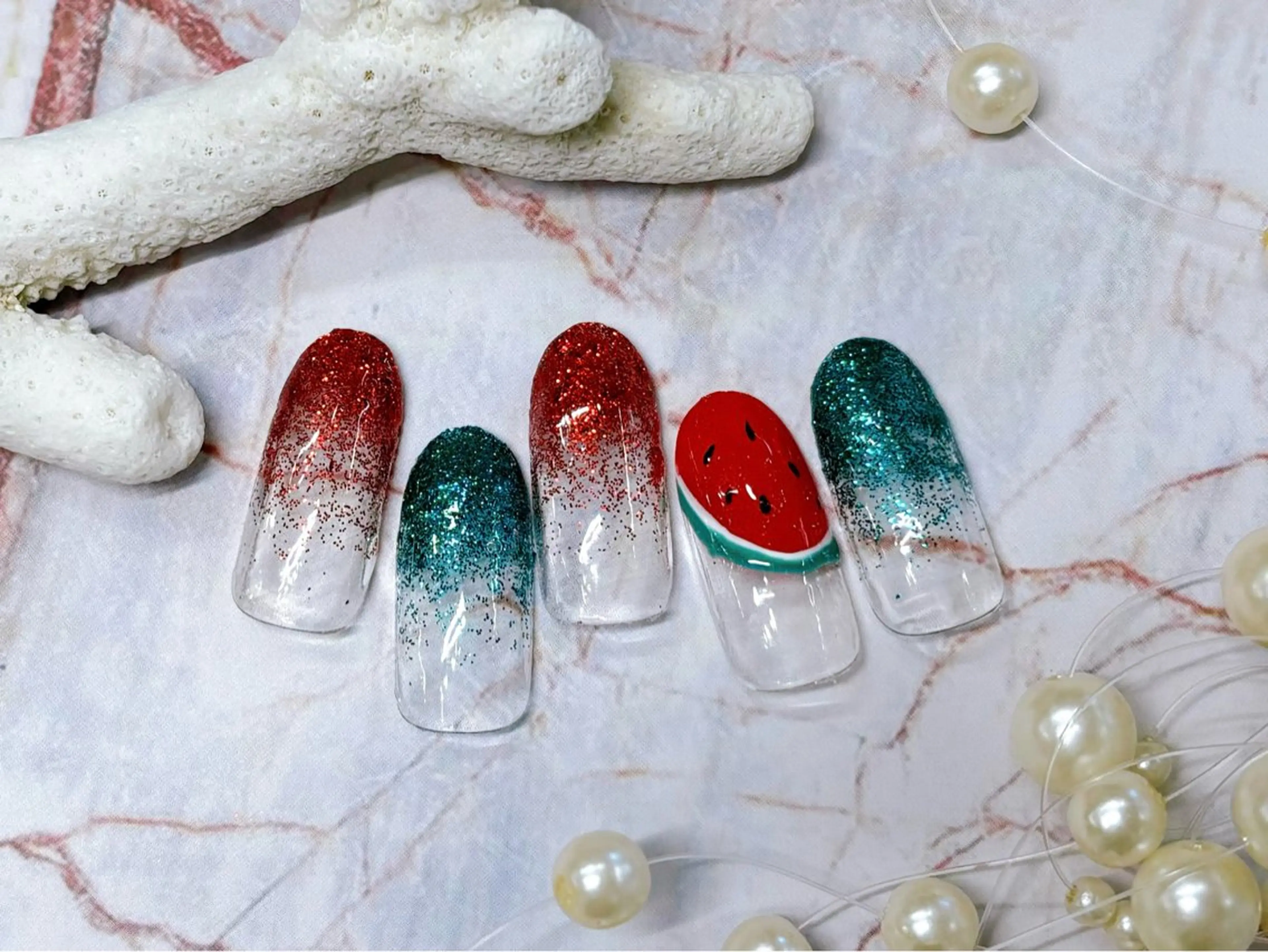 ネイル グリーン 持ち込み 赤色 ハンドネイル Lani🌈Nail Konatsuのネイルデザイン