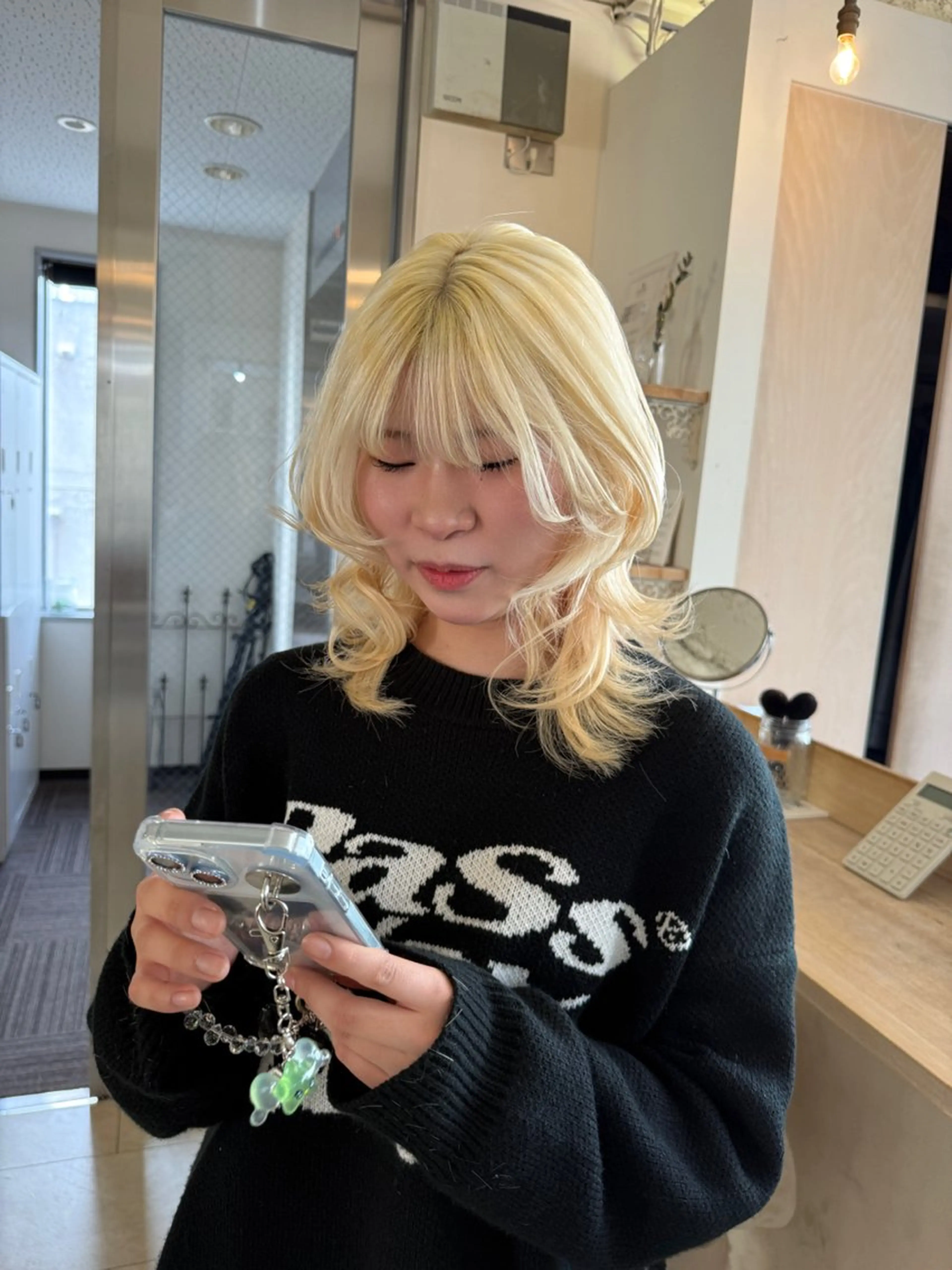 ロング カット ヘアカラー Maho/海外 レイヤー/ハイトーンのヘアスタイル