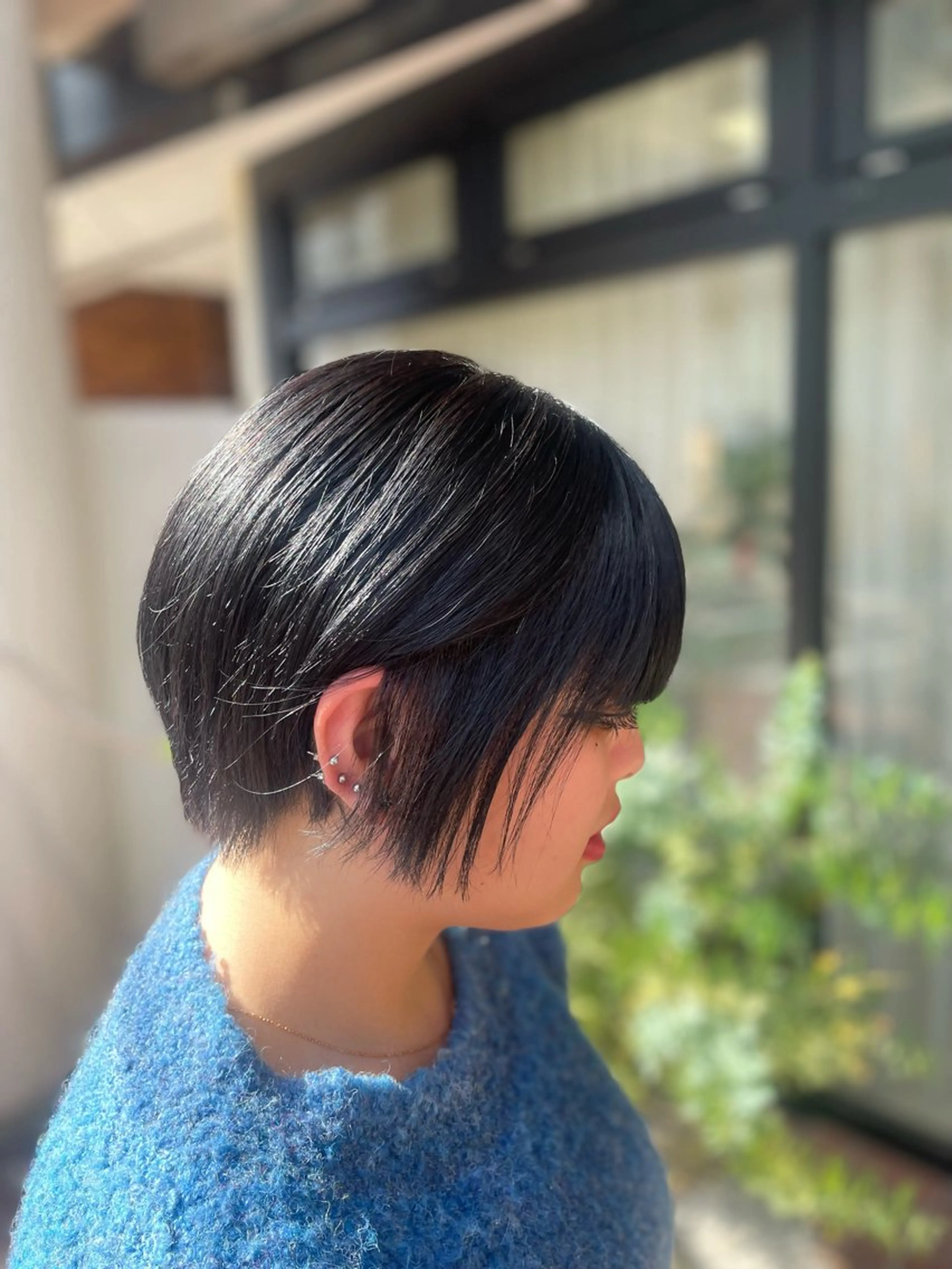 ショート カラー 黒髪 ブルーカラー ブルーブラック 透明感カラー ショートヘア ハイトーン/パーソナ ルカラー診断・ユキノのヘアスタイル