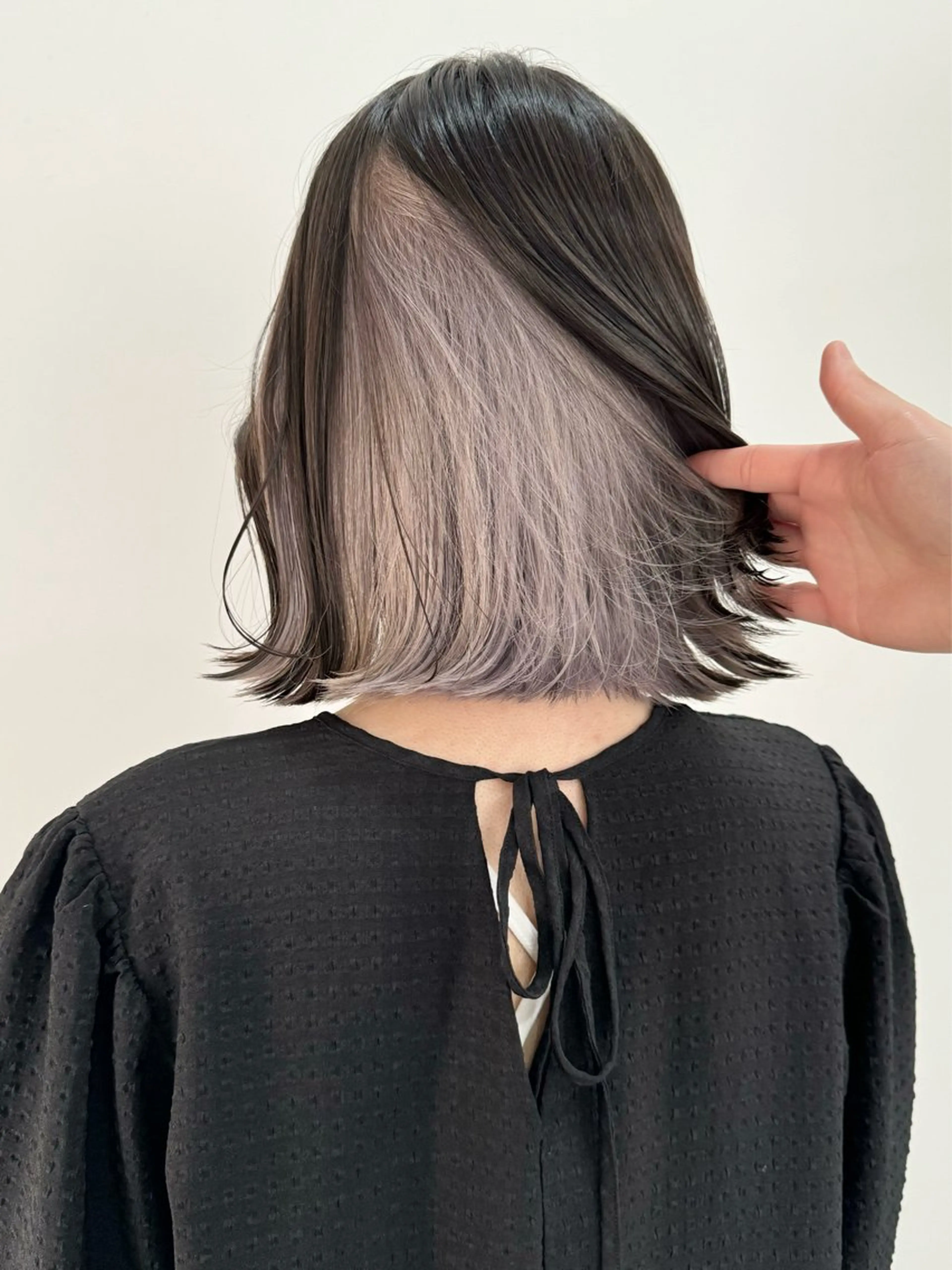 ショート カラー シルバー ホワイトシルバー ヘアカラー トリートメント 切りっぱなしボブ/ ブリーチカラー/大塚のヘアスタイル