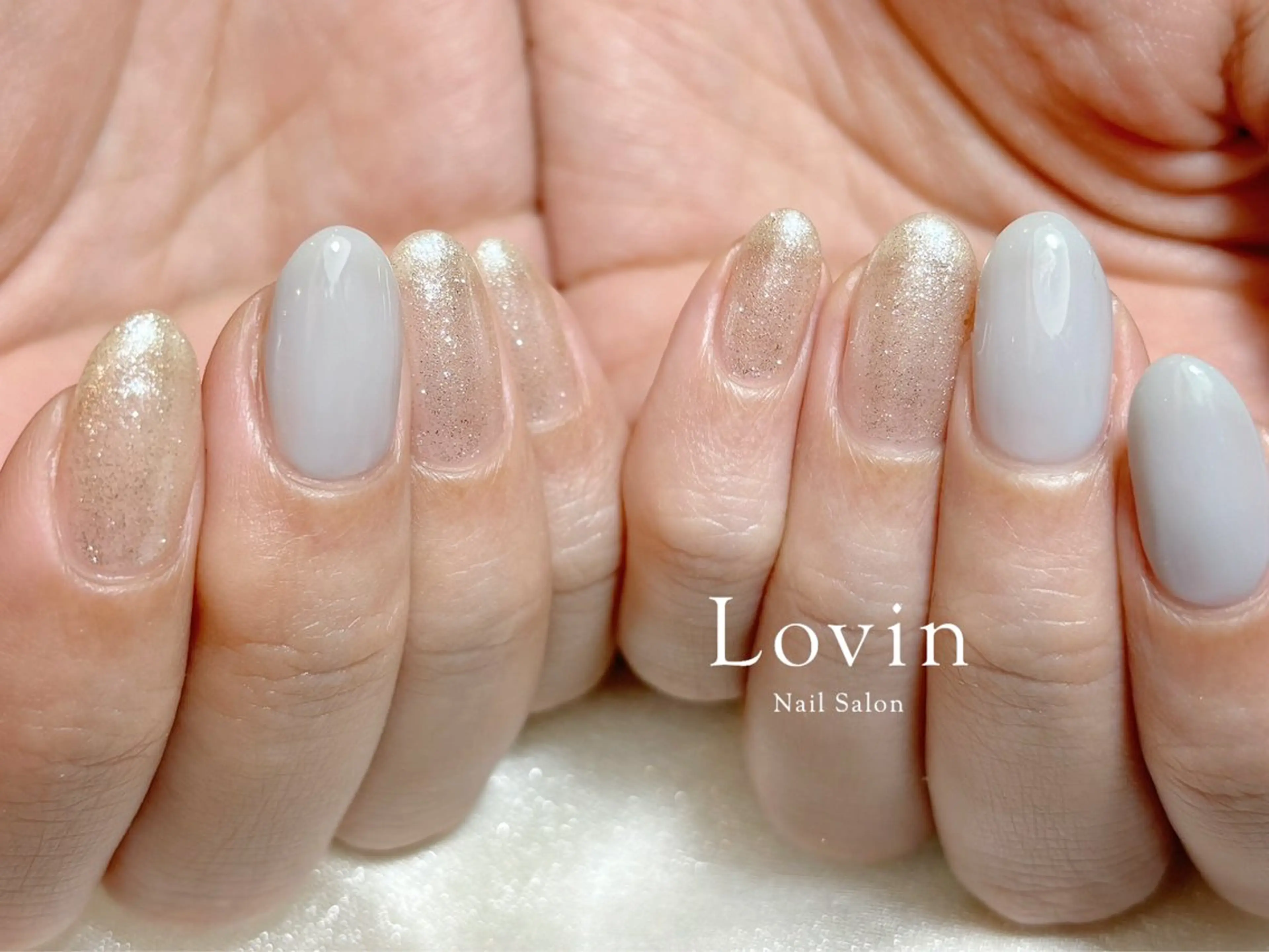ネイル ジェルネイル ゴールド ラメ(グリッター) 水色 オフィスネイル パラジェル認定サロン　ネイルケア&スパ　Lovin【ラヴィン】所属・田中 凜歌のネイルデザイン