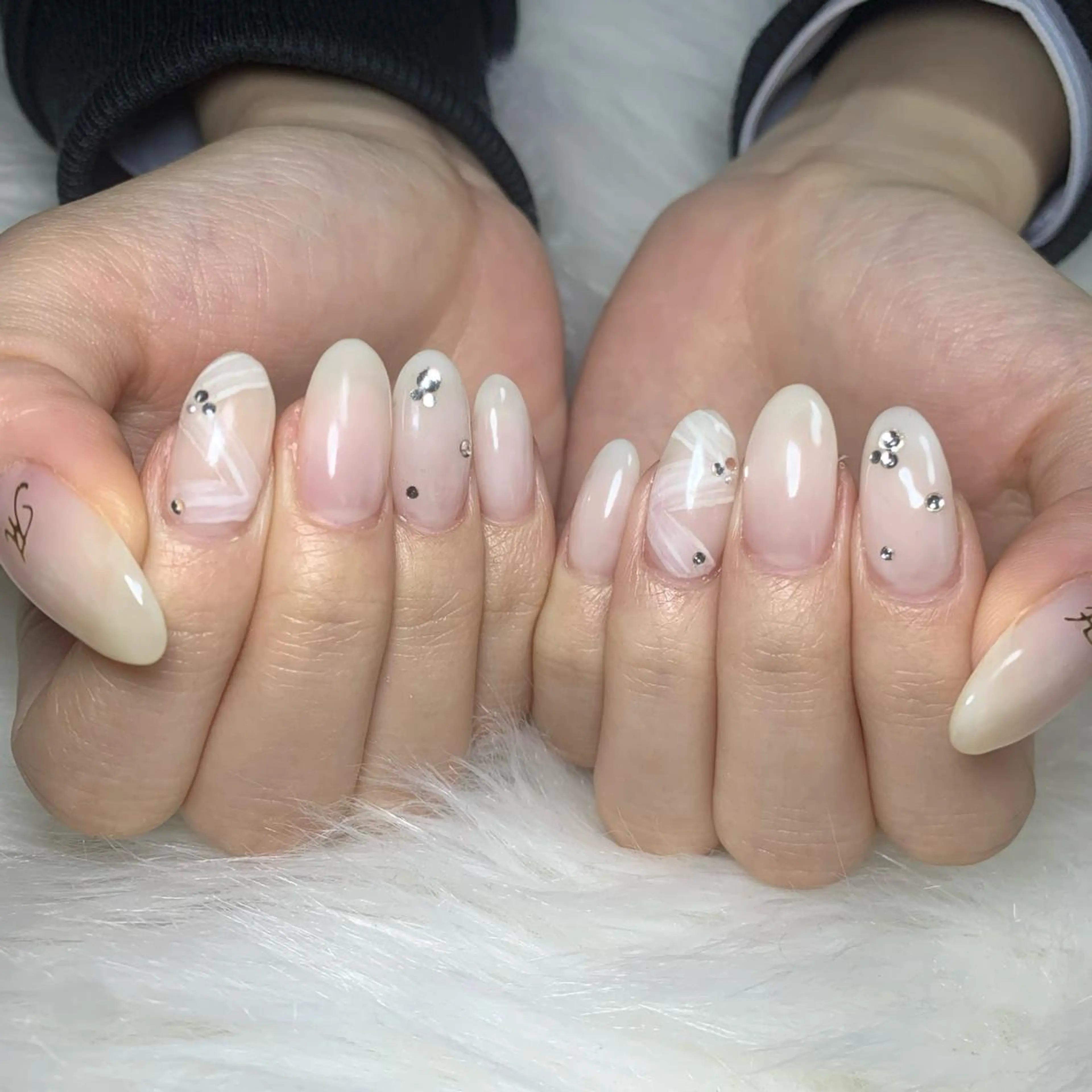 ネイル ロングネイル リボン シンプルネイル ワンホンネイル ホワイト happiness nailのネイルデザイン