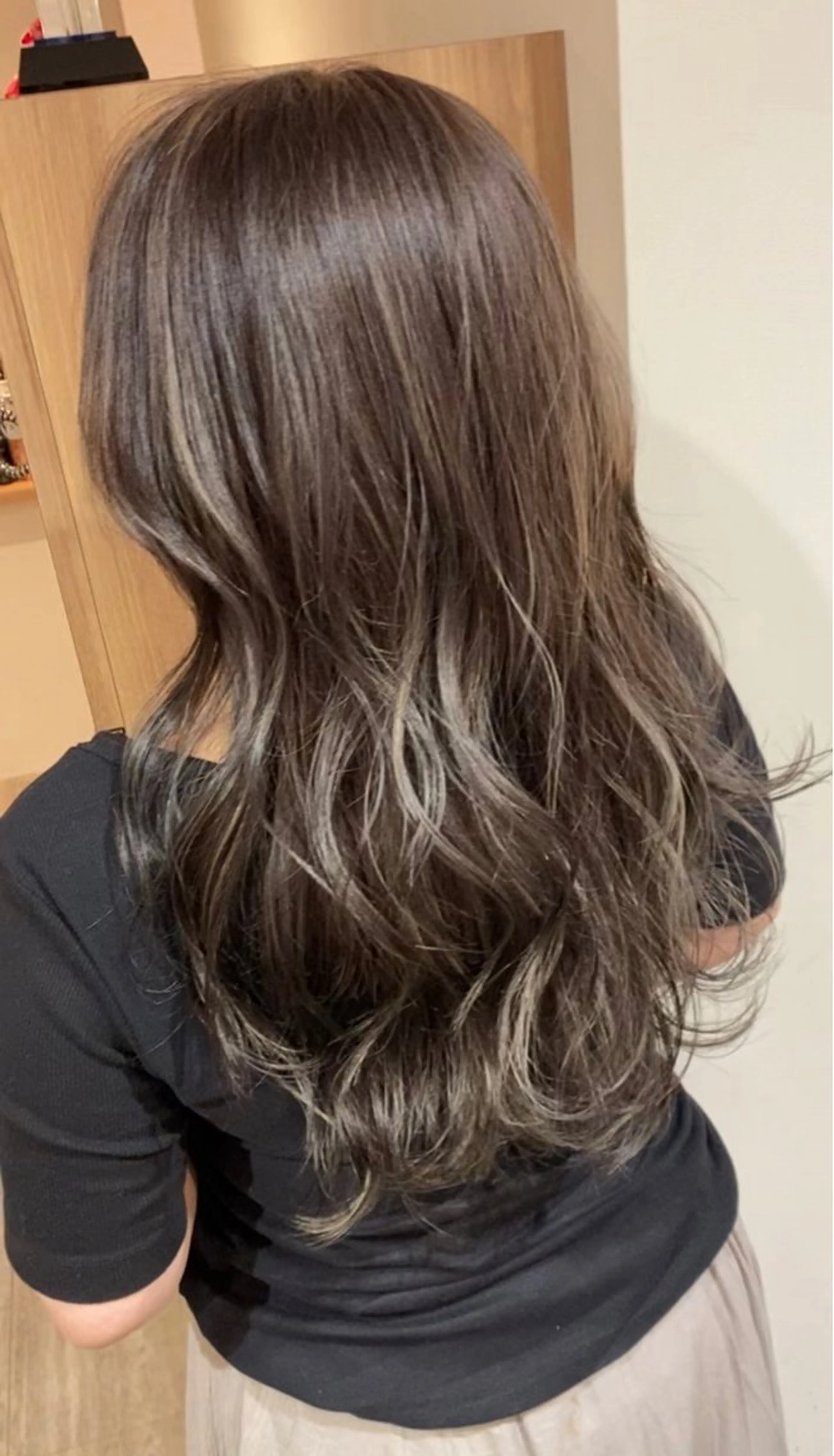 セミロング カラー アッシュ バレイヤージュ ベージュカラー ブリーチ ケアブリーチ AMI Hair  supply所属・髪質改善カラー 韓国風レイヤーのヘアスタイル