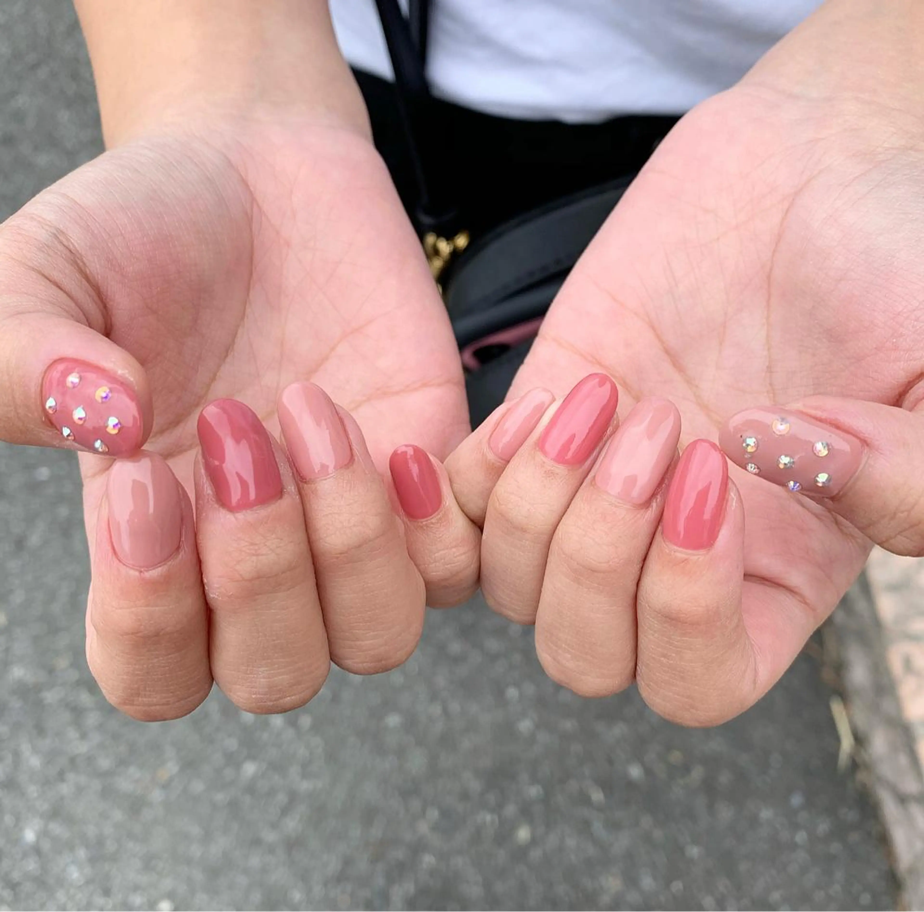 ネイル ストーンネイル 佐藤 穂乃香のネイルデザイン