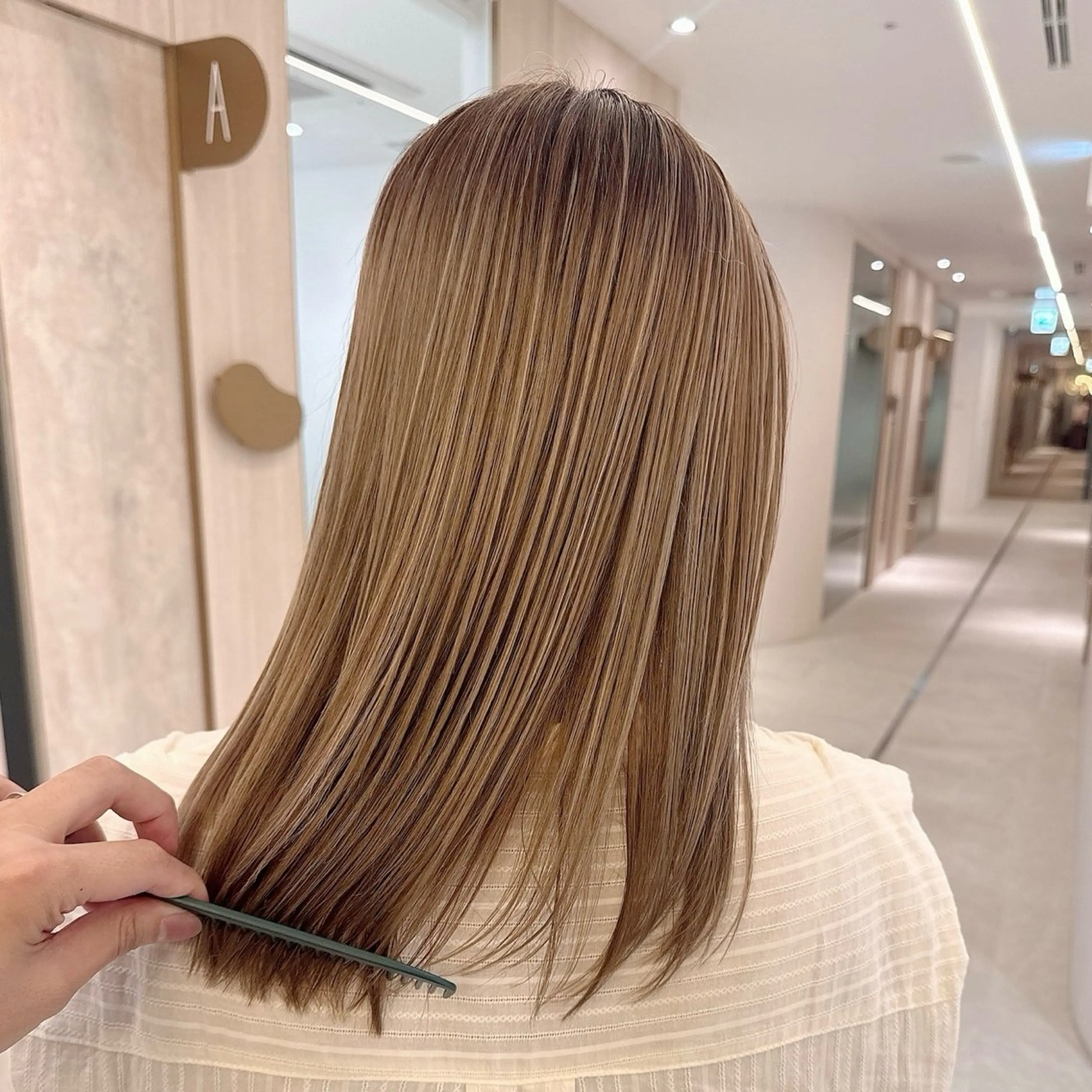 セミロング カット ヘアカラー トリートメント foto所属・𝐁𝐋𝐔𝐄𝐓 /カット特化/荒井のヘアスタイル