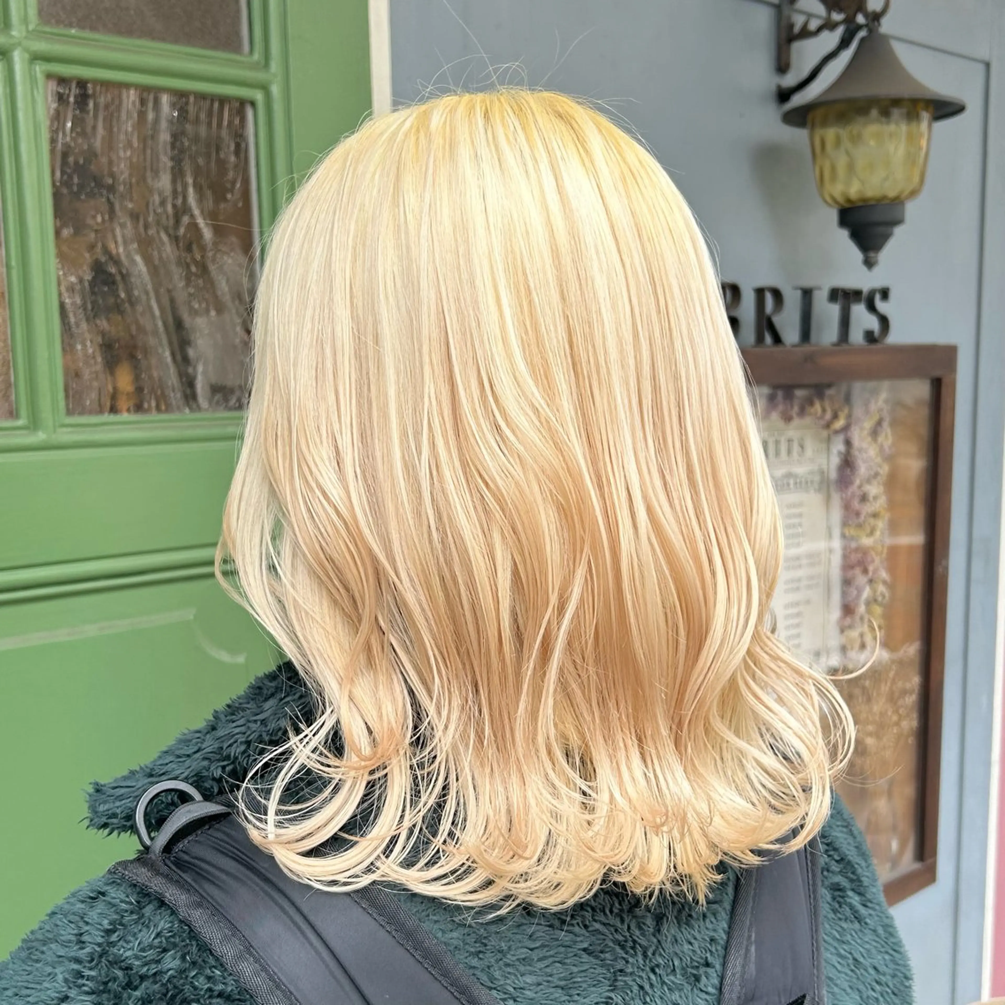 ミディアム カラー ブリーチ 抜きっぱなしブロンド ブロンド ハイトーンカラー カット ヘアカラー トリートメント BRITS 渡辺 菜々子のヘアスタイル