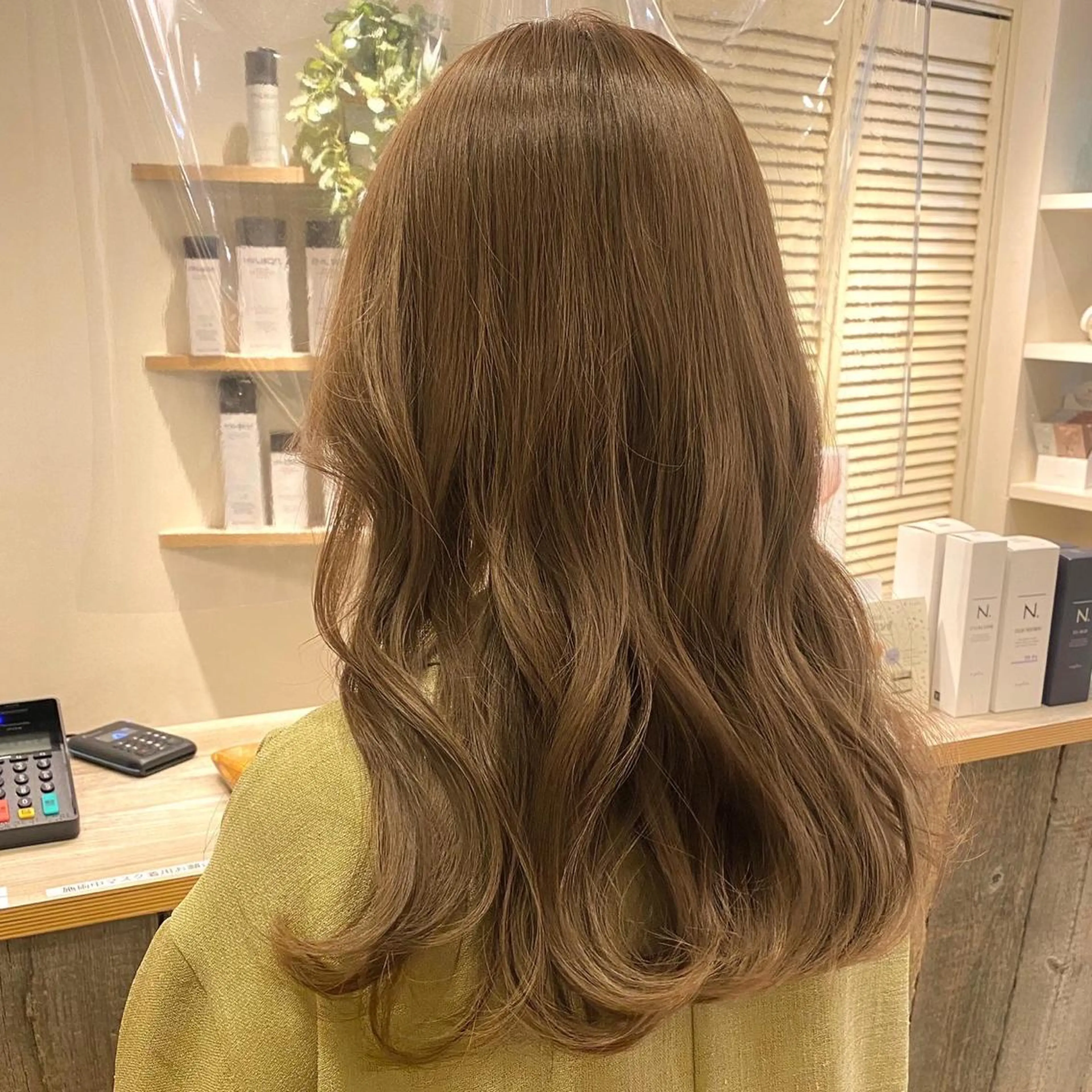 セミロング カラー ANNA ／艶髪／ハイトーンのヘアスタイル