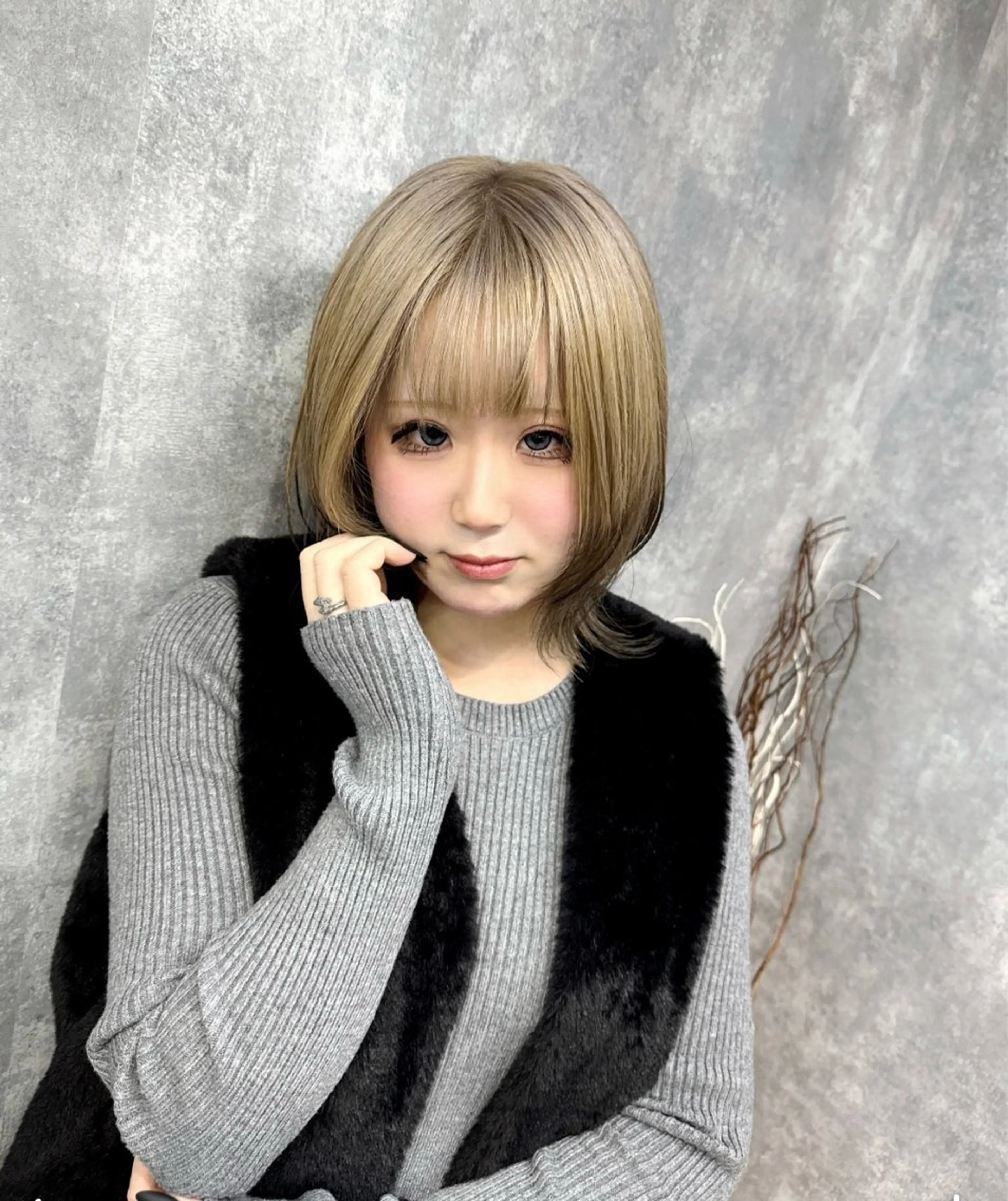 ミディアム カラー 切りっぱなしボブ ショートボブ ミディアムパーマ バレイヤージュ ベージュカラー 【.ico】心斎橋 飛田ゆうきのヘアスタイル