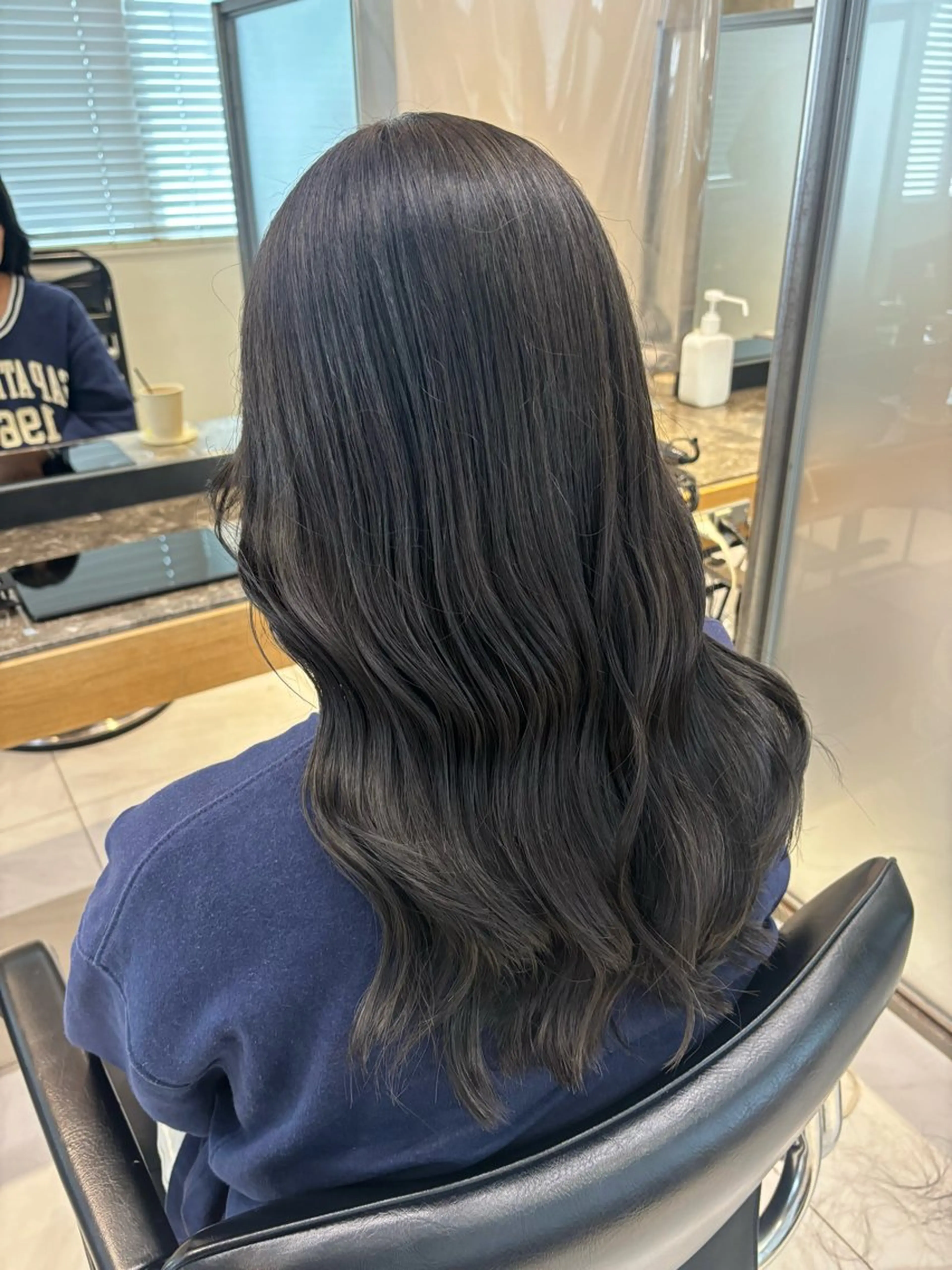 セミロング カラー 黒髪 カット ヘアカラー トリートメント レイヤー／ハイトーン /透明感/AKARIのヘアスタイル