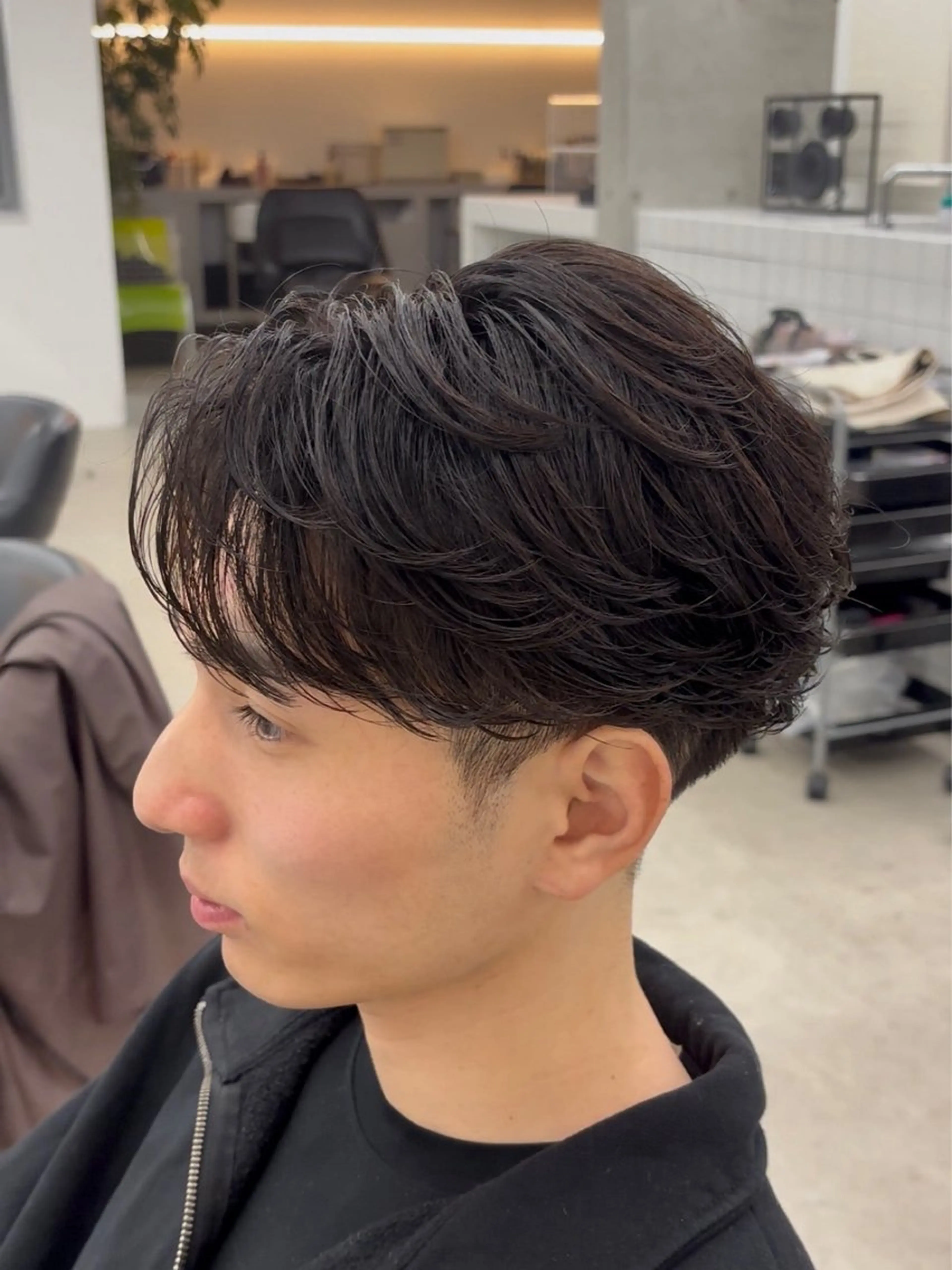 ショート パーマ メンズ センターパート フェザーパーマ メンズパーマ ショートヘア ニュアンスパーマ カット パーマ なりたひろと / フェザーパーマのヘアスタイル