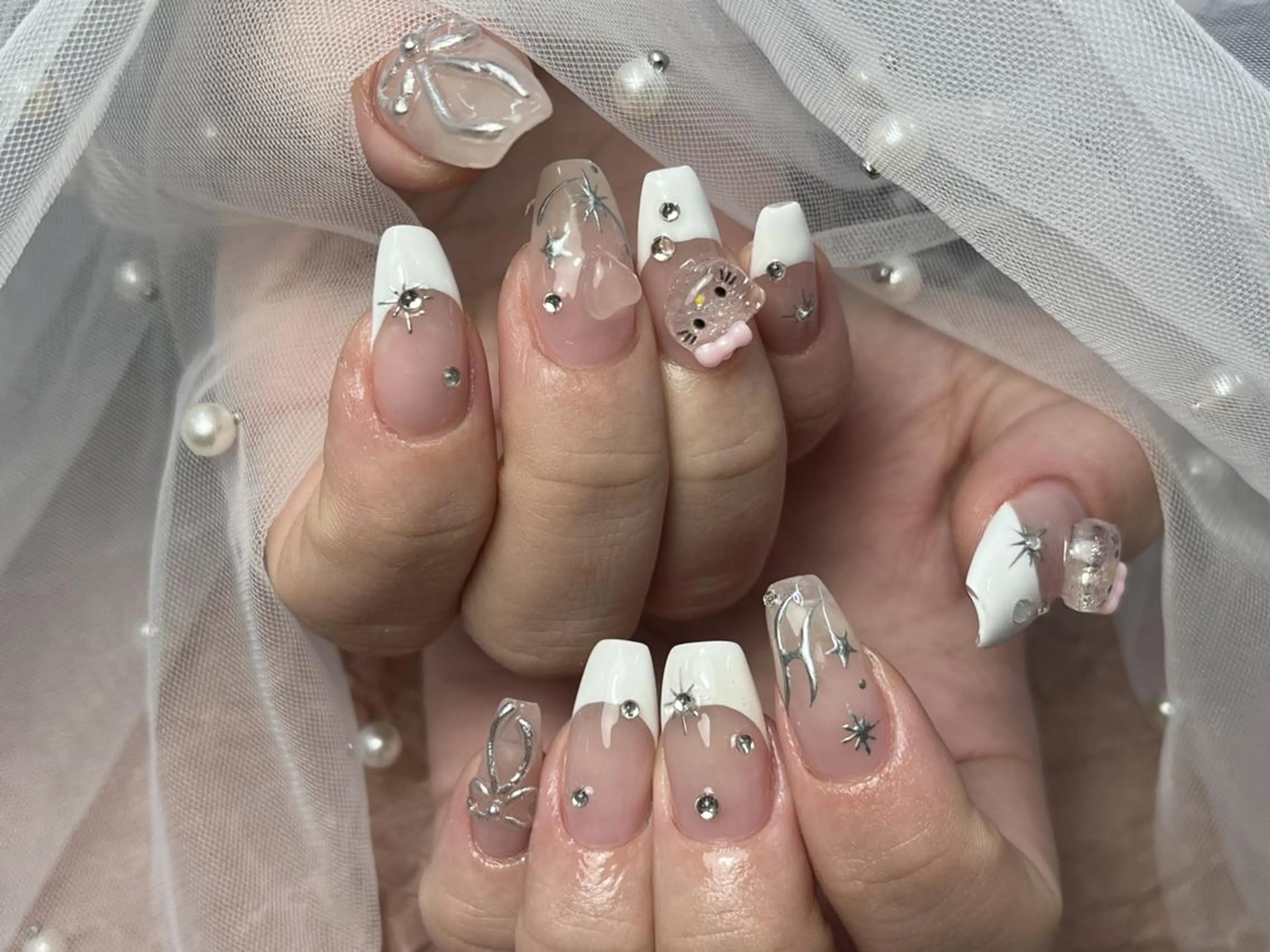 ネイル フレンチネイル ガーリー キラキラネイル リボン シルバー ハンドネイル ToliyDeliy Nail Salonのネイルデザイン