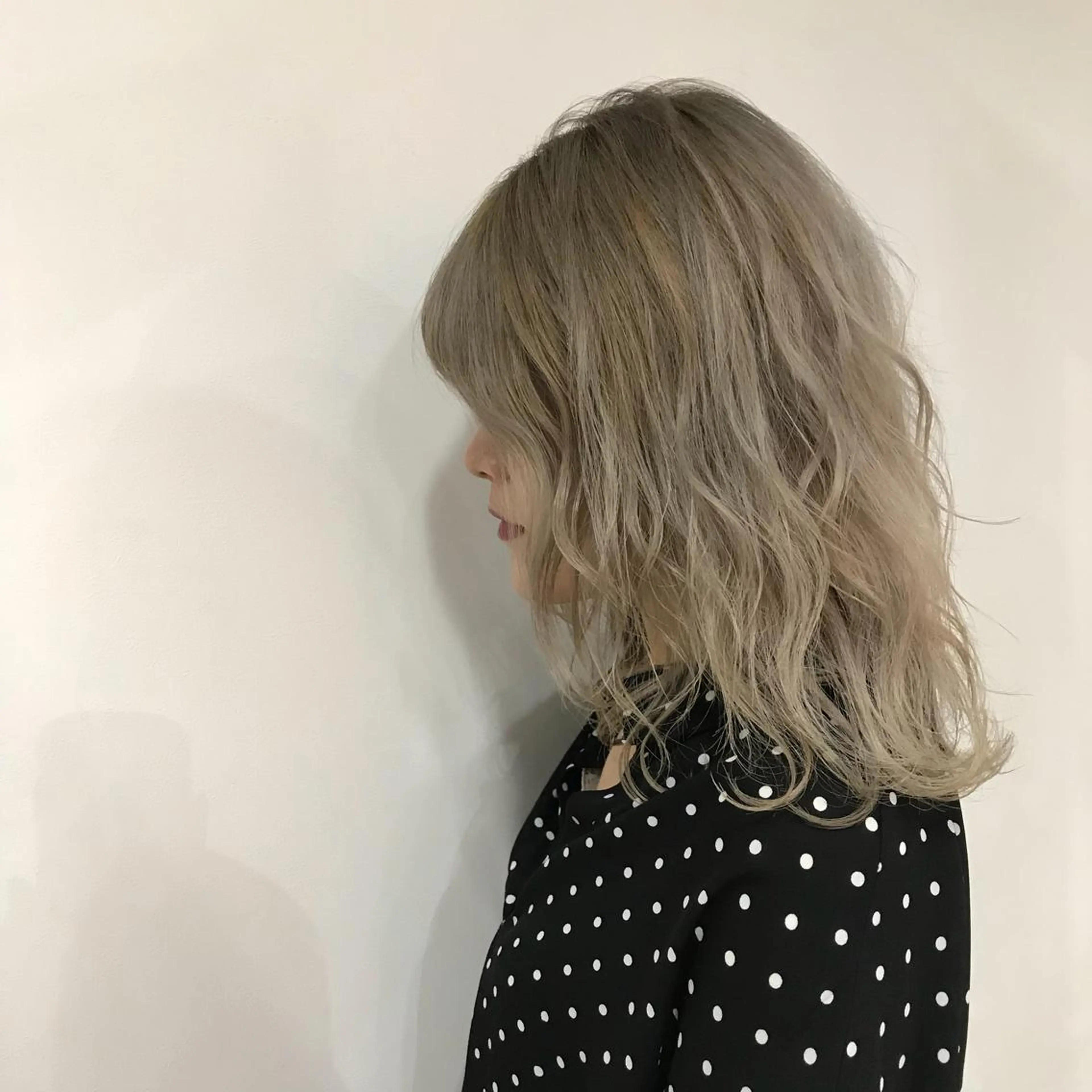 ミディアム カラー ベージュカラー ホワイトベージュ ヘアカラー トリートメント レイヤー/顔周り /AKARIのヘアスタイル