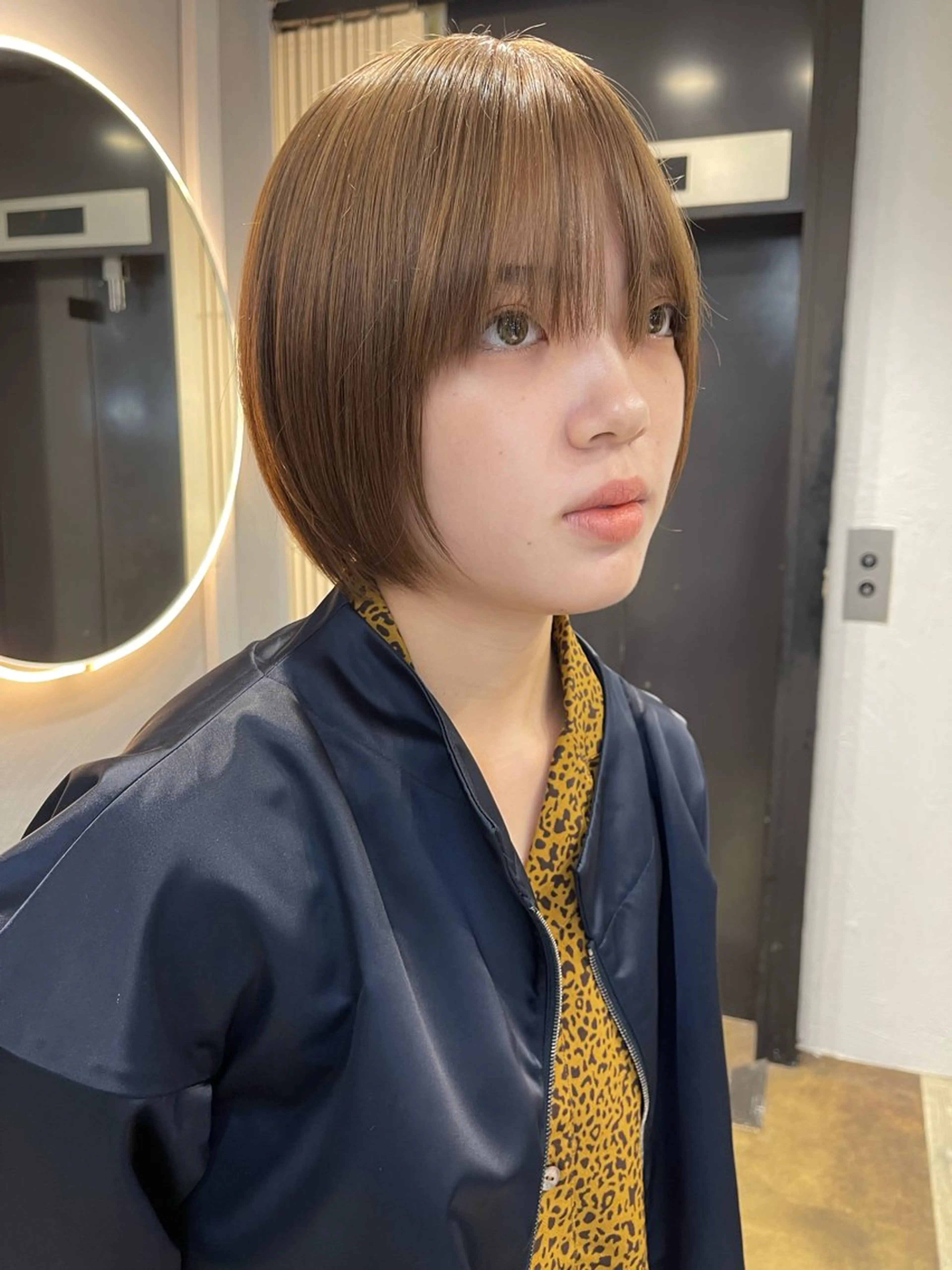 ショート カラー ブリーチ ケアブリーチ デザインカラー ダブルカラー イヤリングカラー TATSUブリーチ/ ミルクティーベージュのヘアスタイル