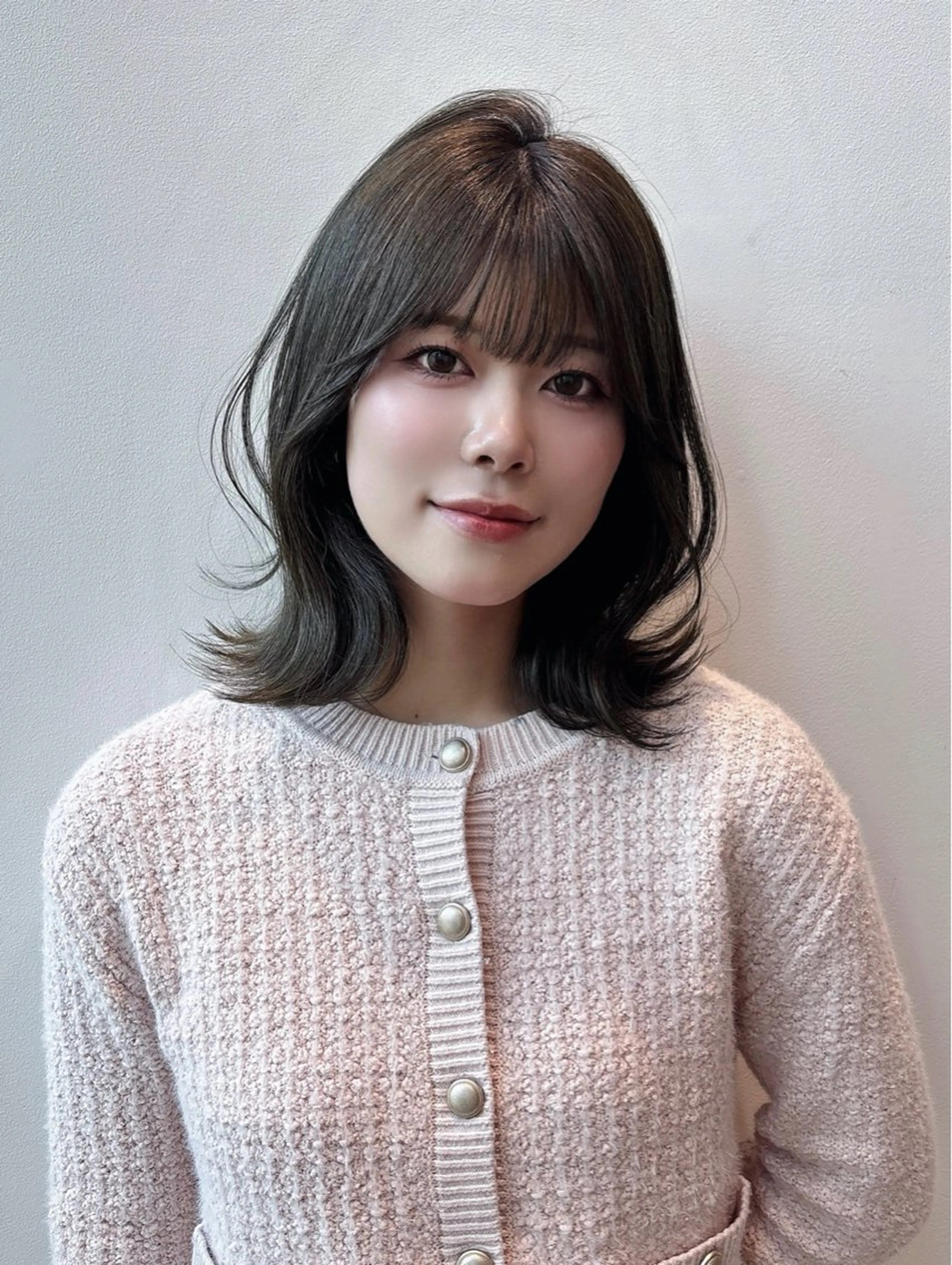 ミディアム カラー ヘアアレンジ ベージュカラー ブリーチ 透明感カラー ブリーチなしカラー オリーブベージュ カット ヘアカラー トリートメント 銀座/韓国レイヤー/ 艶カラー🍓原田侑依のヘアスタイル