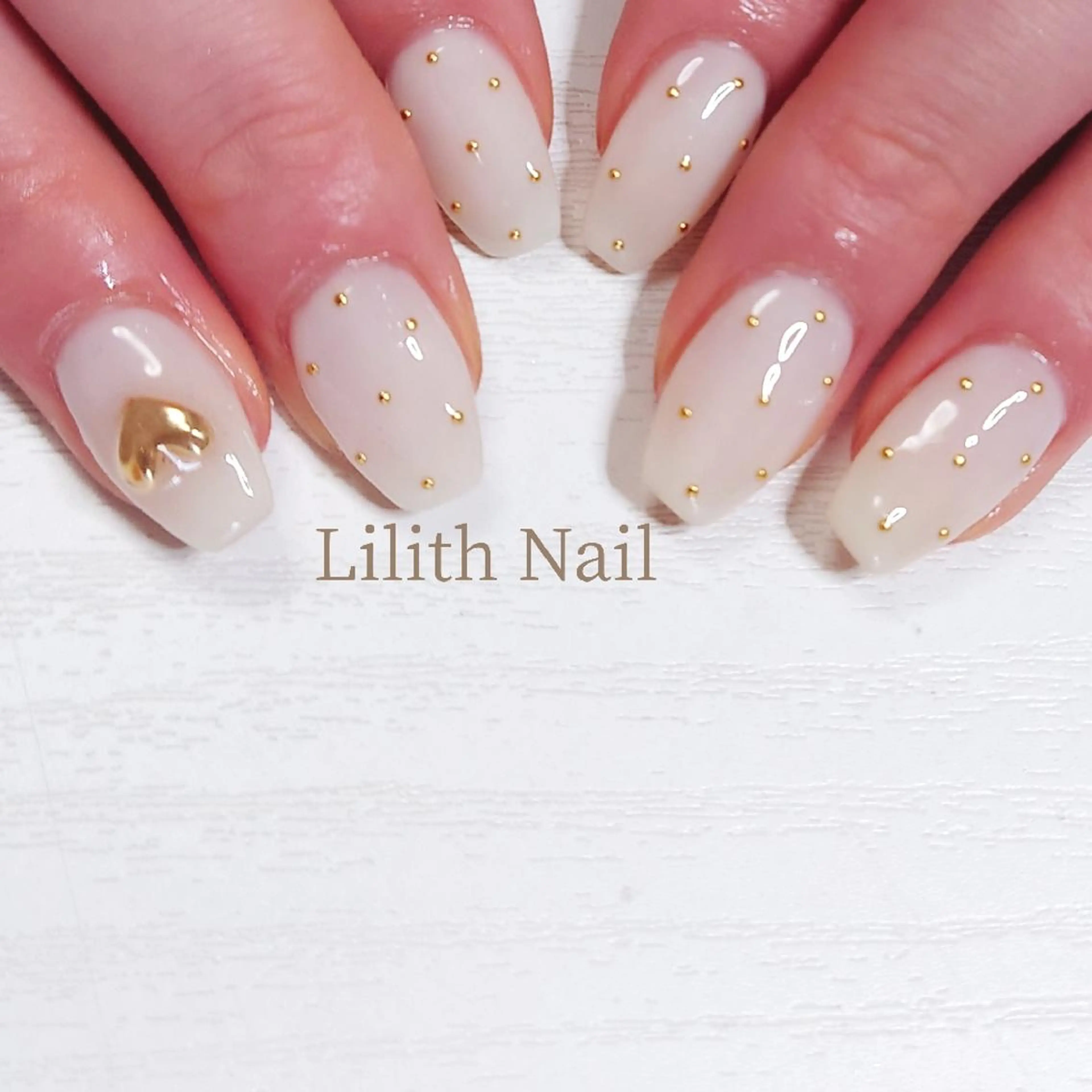 ネイル ゴールド ハート 夏ネイル ホワイト Lilith Nailのネイルデザイン