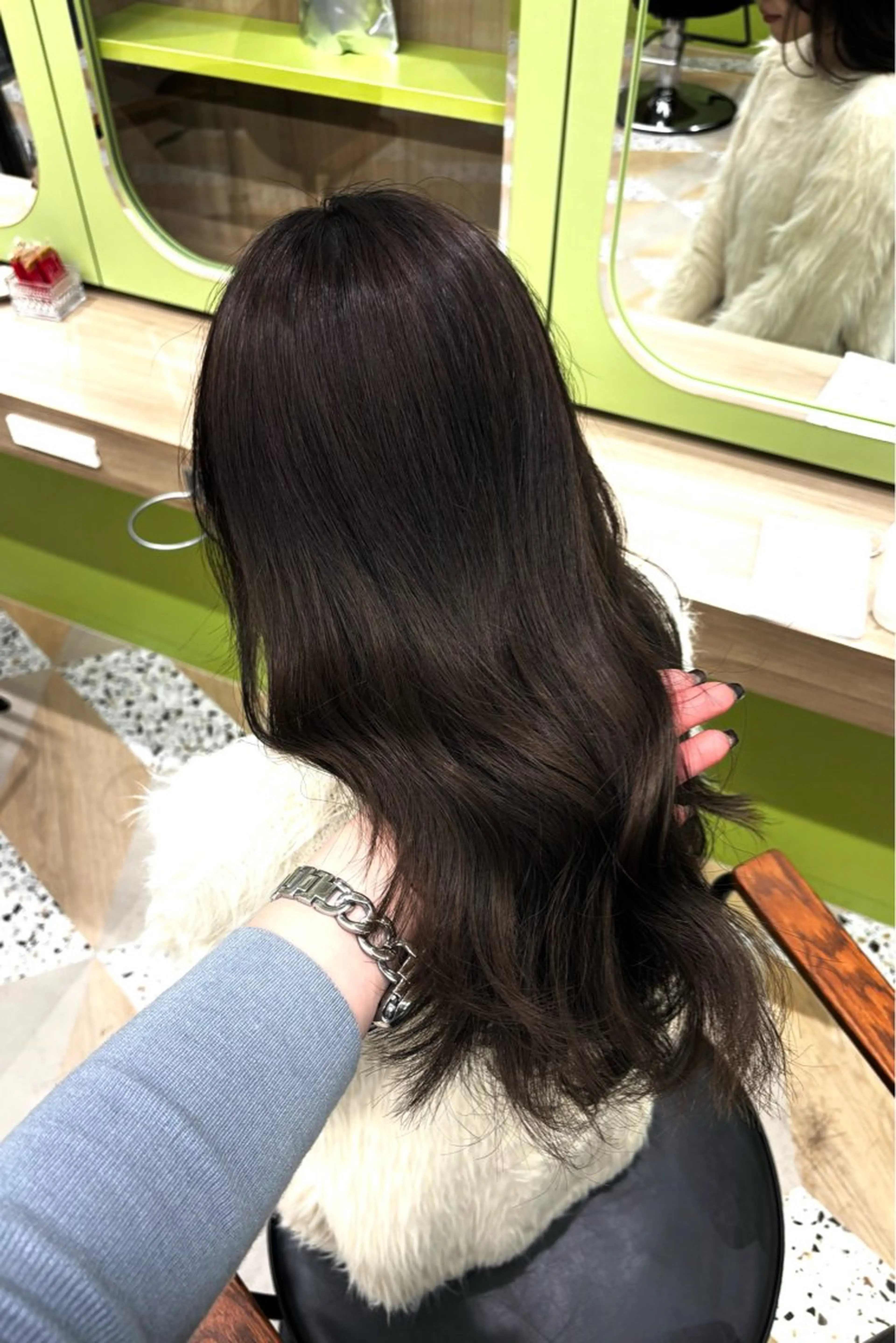 ロング ヘアカラー トリートメント シオン/艶髪/ 暗髪カラーのヘアスタイル