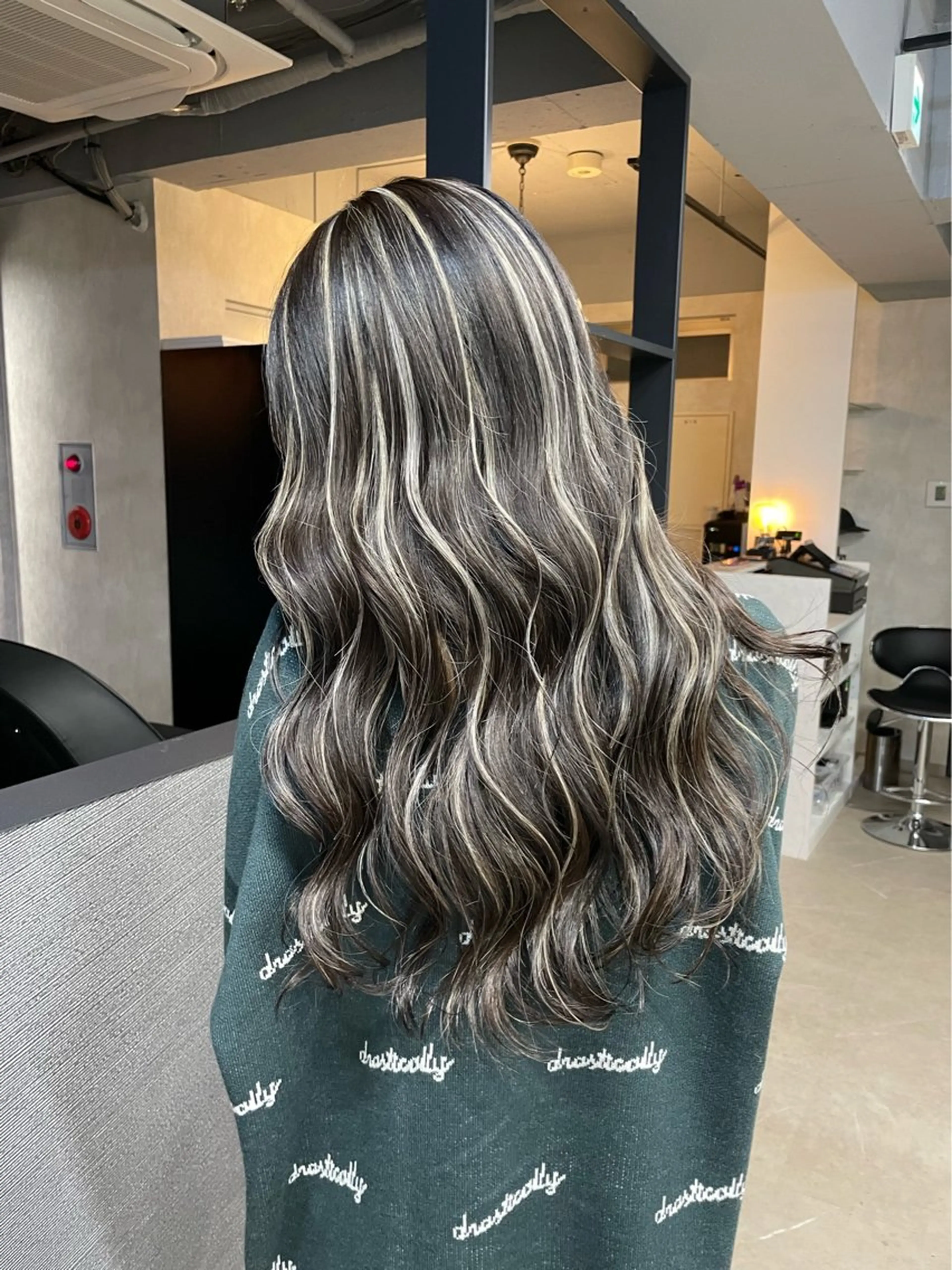 ロング カラー ハイライト/レイヤー ミルクティー/山本のヘアスタイル