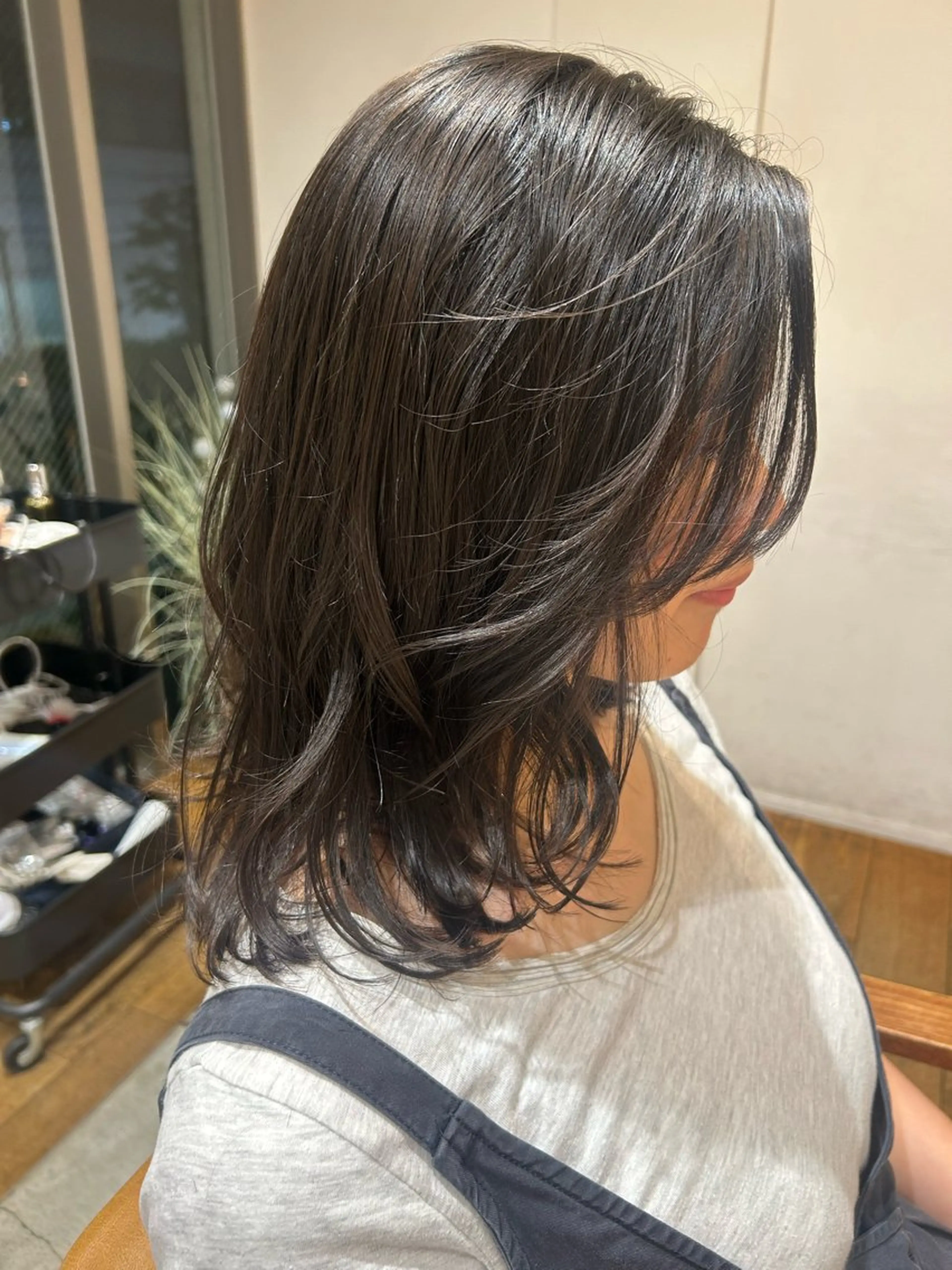 ミディアム ミディアムレイヤー レイヤーカット カット トリートメント 浅倉栞 /透明感カラーのヘアスタイル