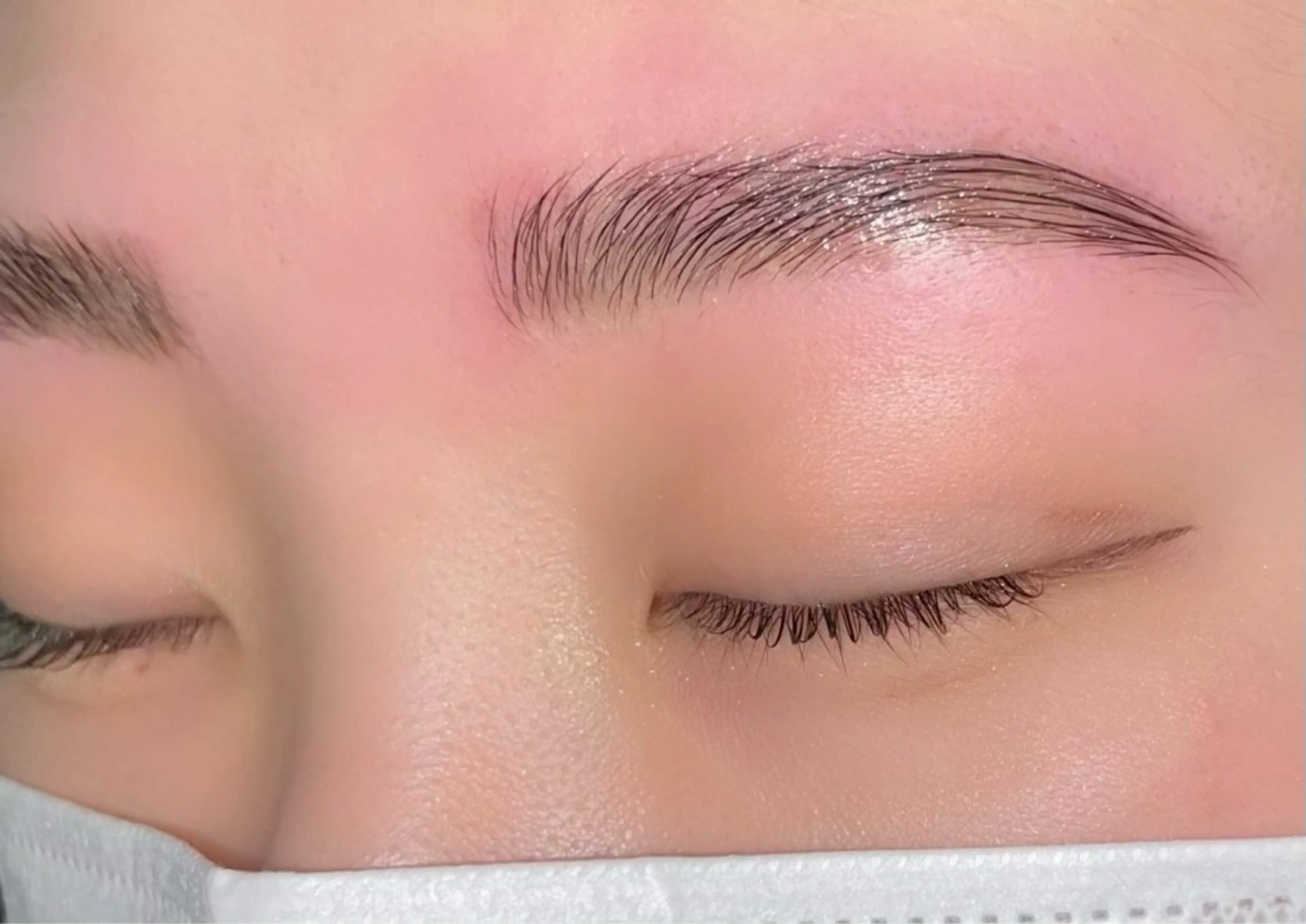 アイブロウ mei / 艶カラー ミディアム レイヤーのヘアスタイル