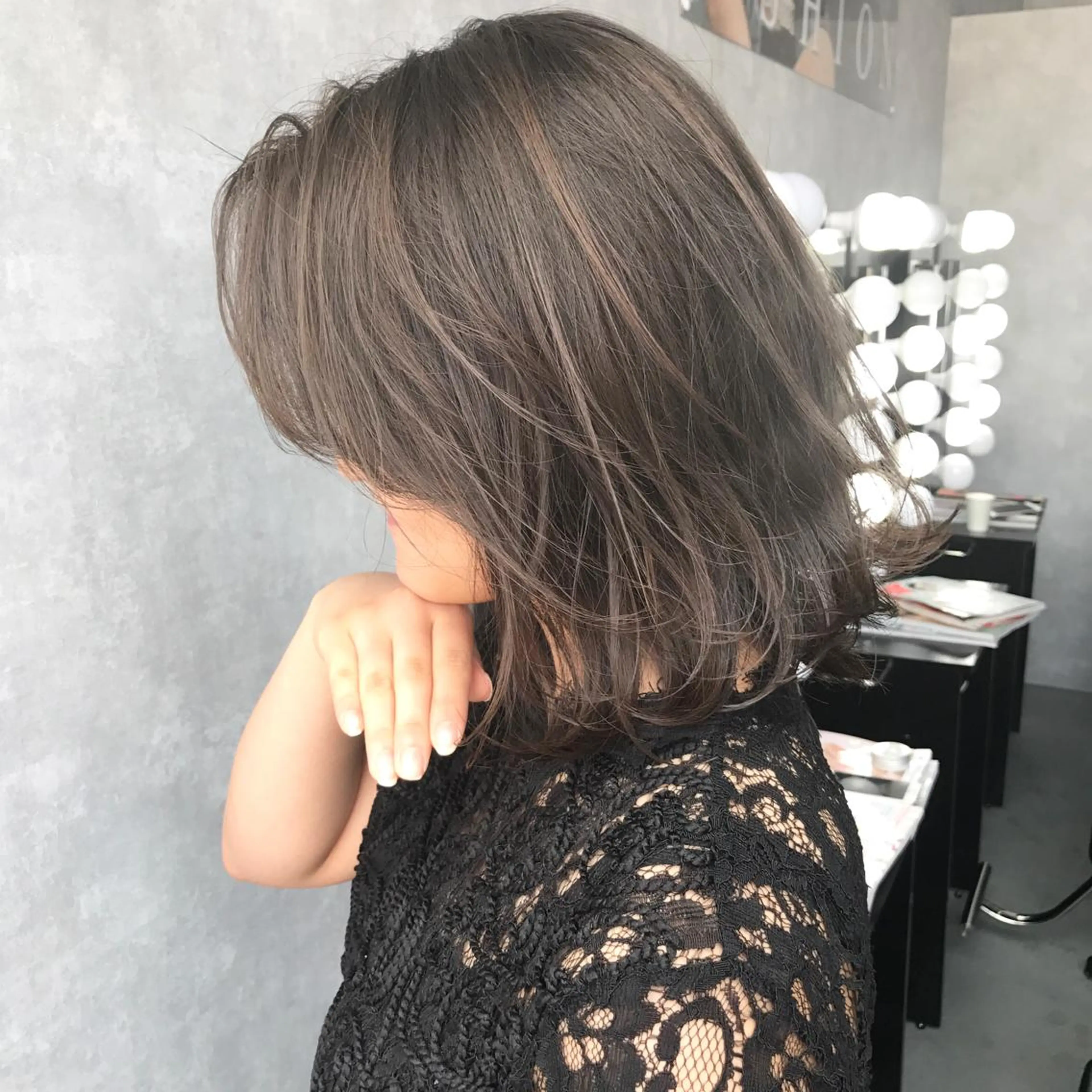 ミディアム カラー ダークグレー グレージュ ハイライトカラー ハイライト TOMOYAレイヤー ブリーチ縮毛矯正のヘアスタイル