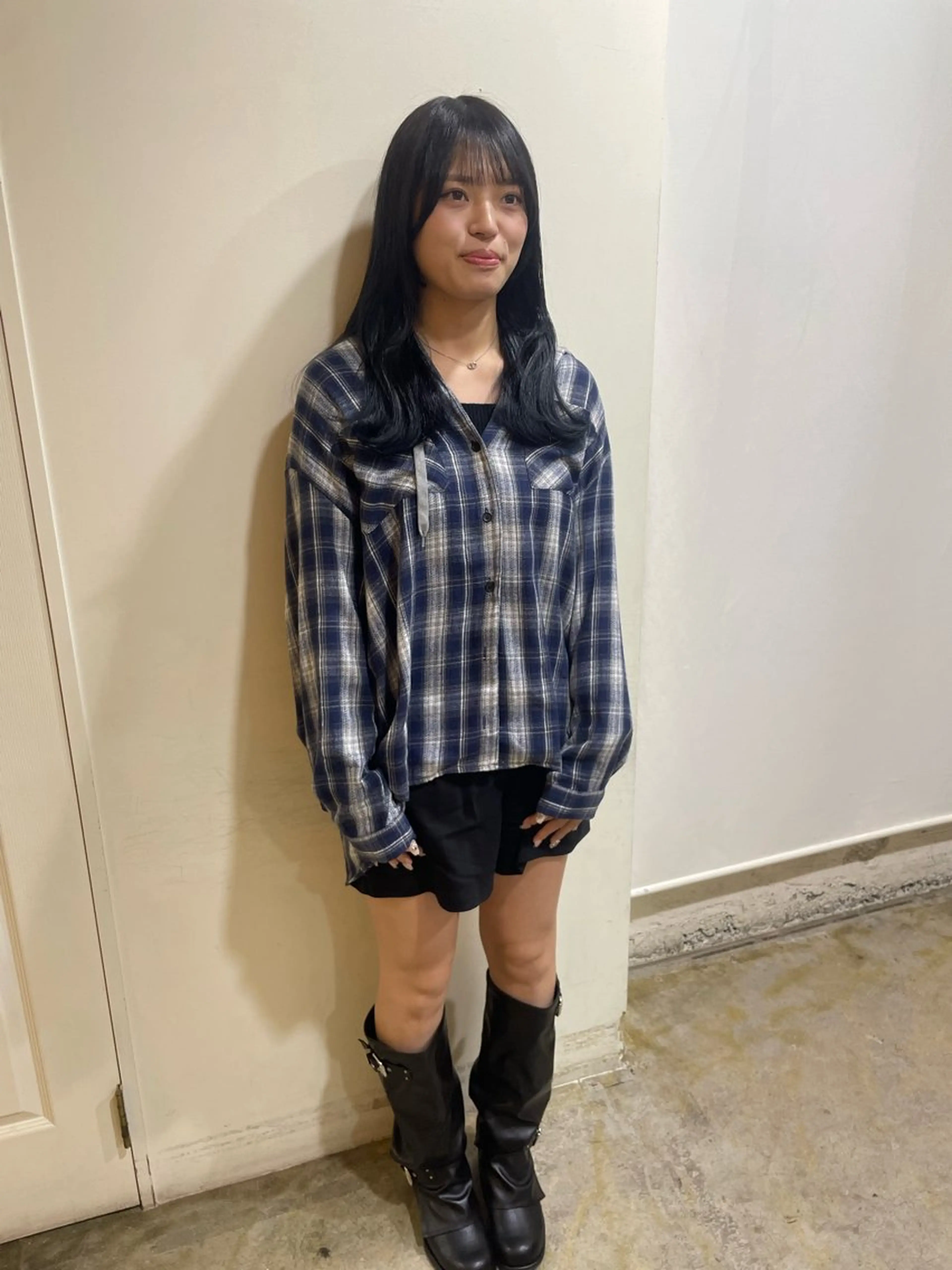 セミロング カラー 黒髪 ブルーカラー ブルーブラック トリートメント カット ヘアカラー トリートメント MIOベージュカラー 柔らかいカラーのヘアスタイル