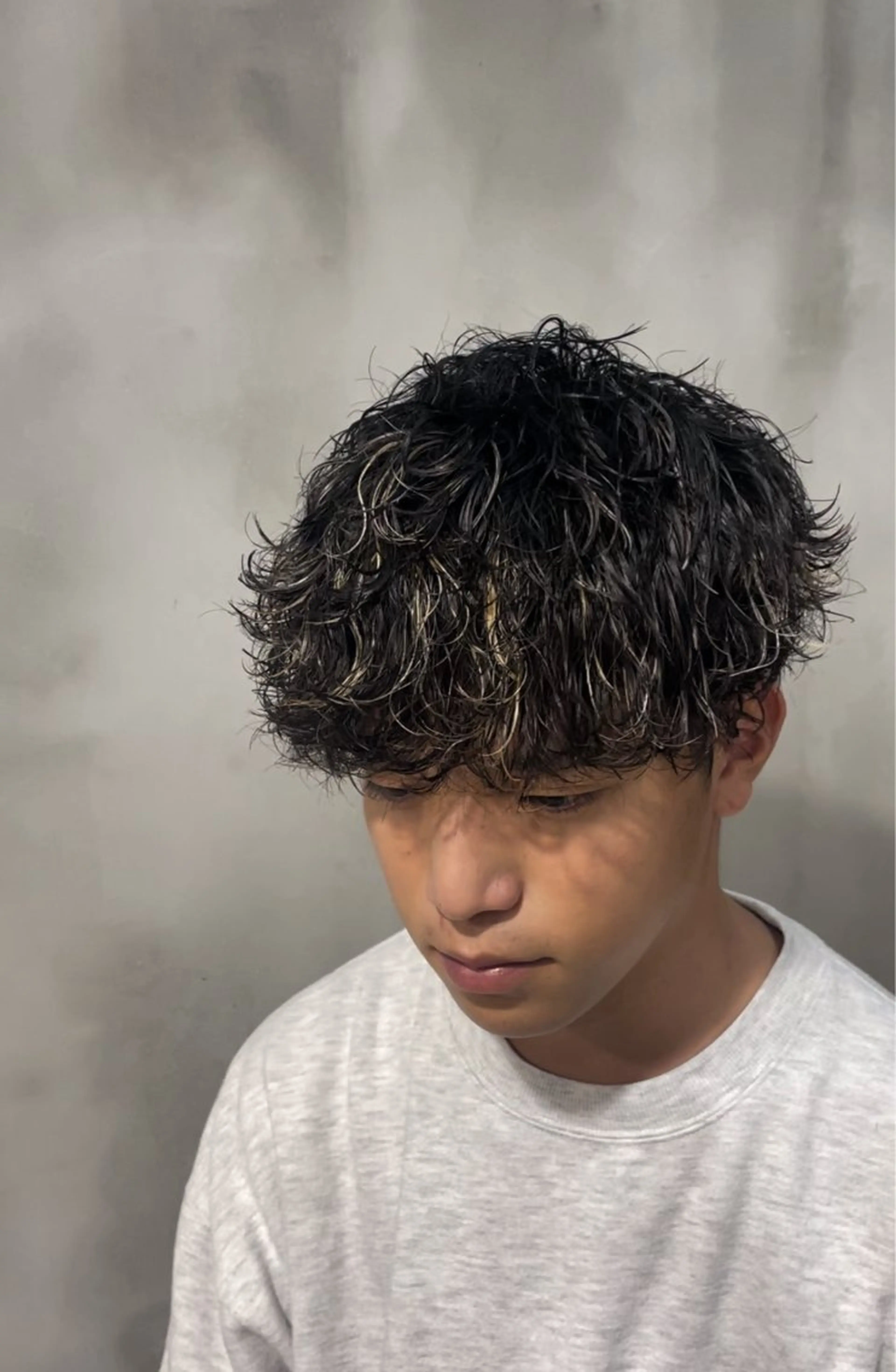 ショート カラー パーマ メンズ メンズブリーチ メンズハイライト メンズパーマ 波巻きパーマ ブリーチ hair salon blossy.所属・新妻 宥人のヘアスタイル
