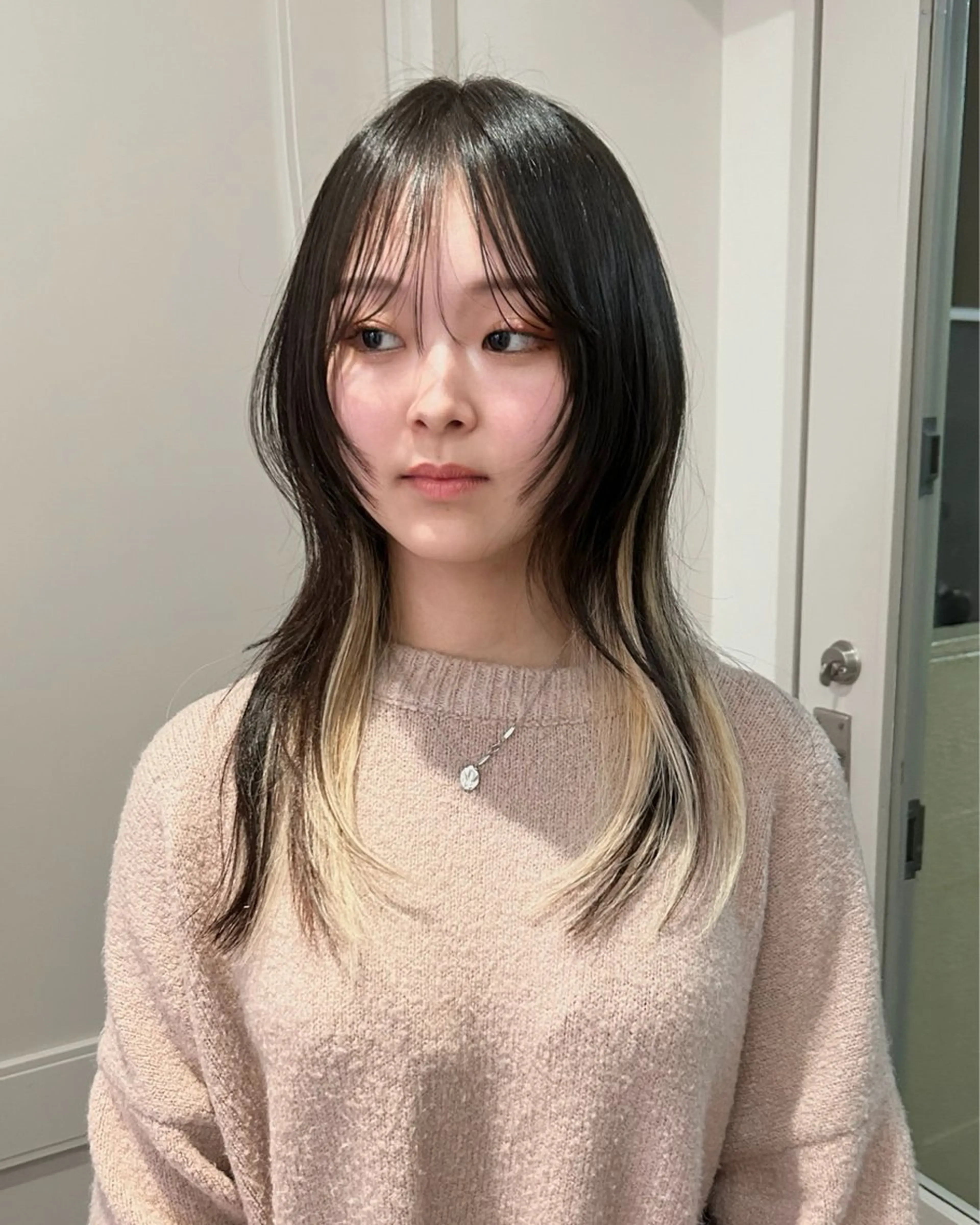 ロング カラー ブリーチ ブロンド インナーカラー 顔まわりレイヤー 顔周りカット カット ヘアカラー トリートメント レイヤーカット/栄/ 顔周り/キトウモエノのヘアスタイル